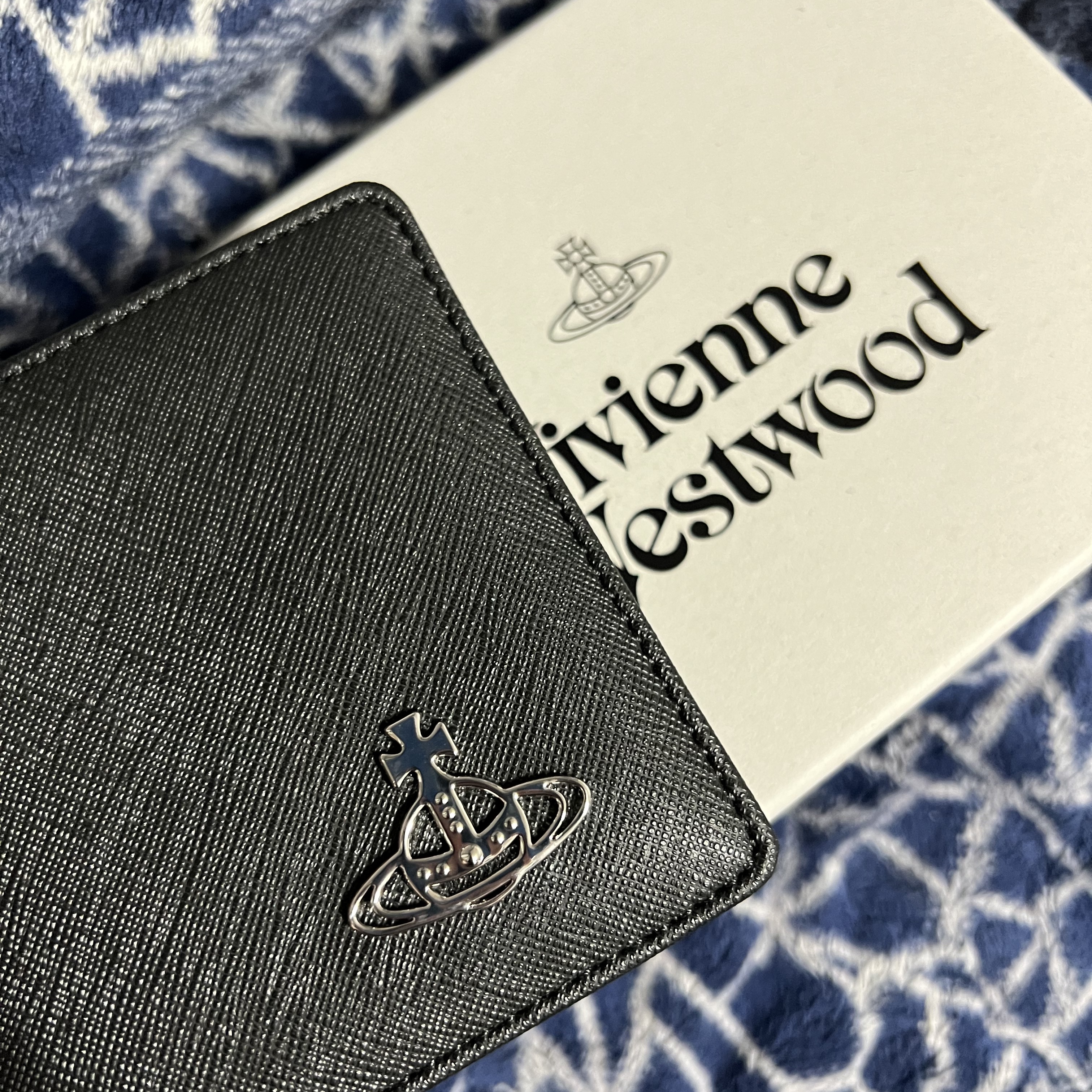 Vivienne Westwood Derby Bill Fold Wallet with Coin Pocket Black 착용 스타일