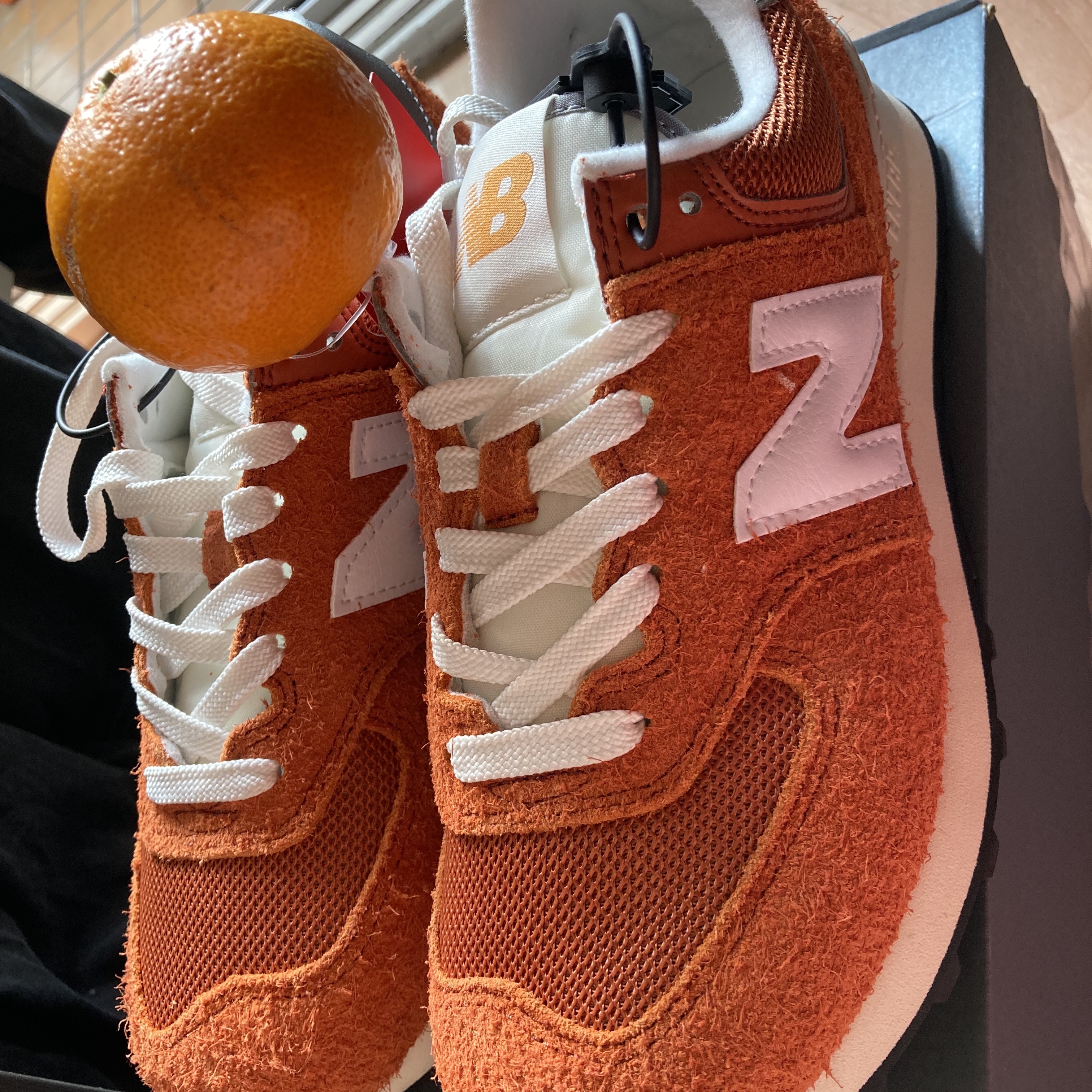 New Balance 574 Heritage Orange Burst White 착용 스타일