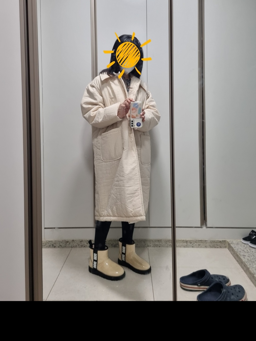 (W) UGG Classic Clear Mini Boots Natural Black 착용 스타일 - 1