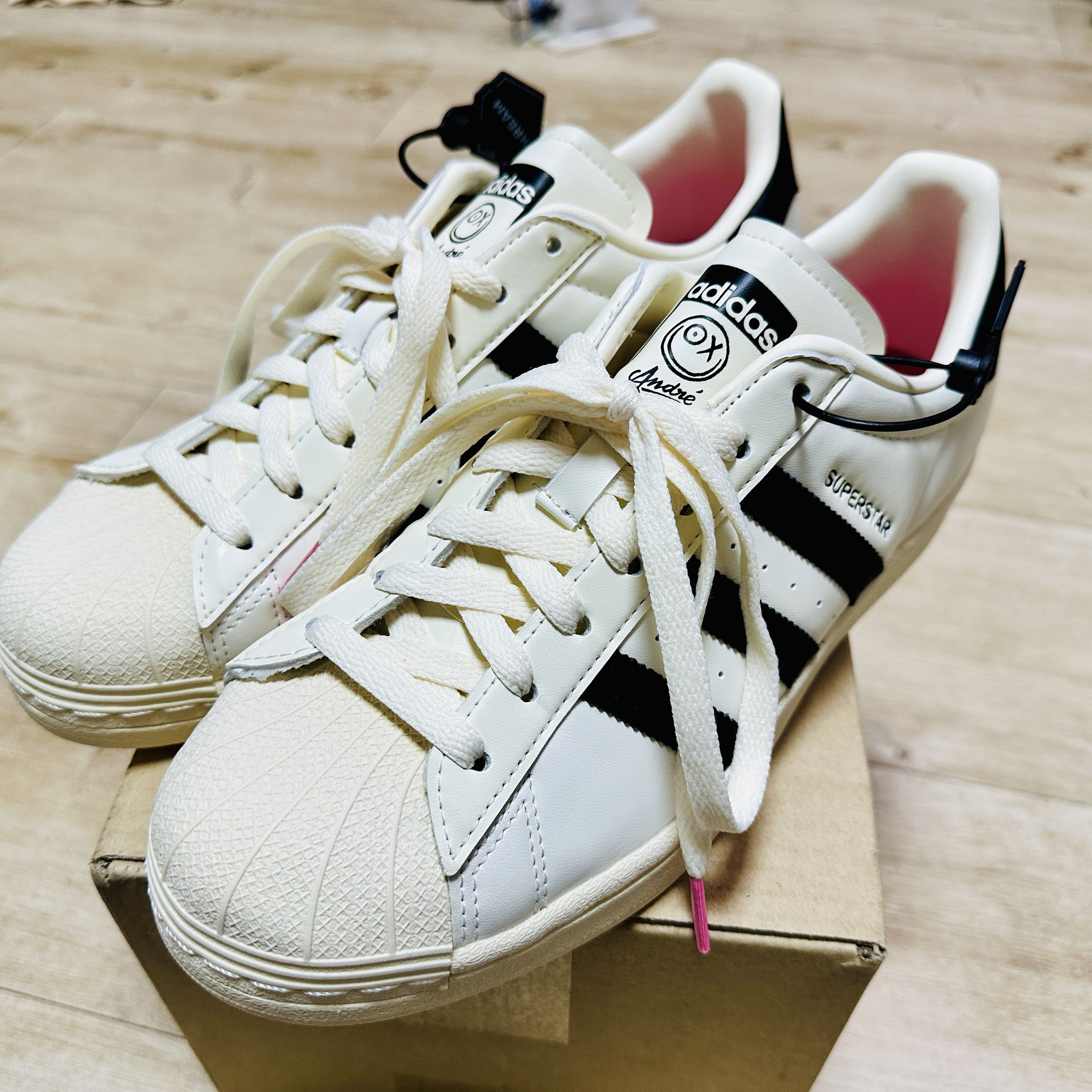 Adidas x Andre Saraiva Superstar Cream White Core Black 착용 스타일 - 1