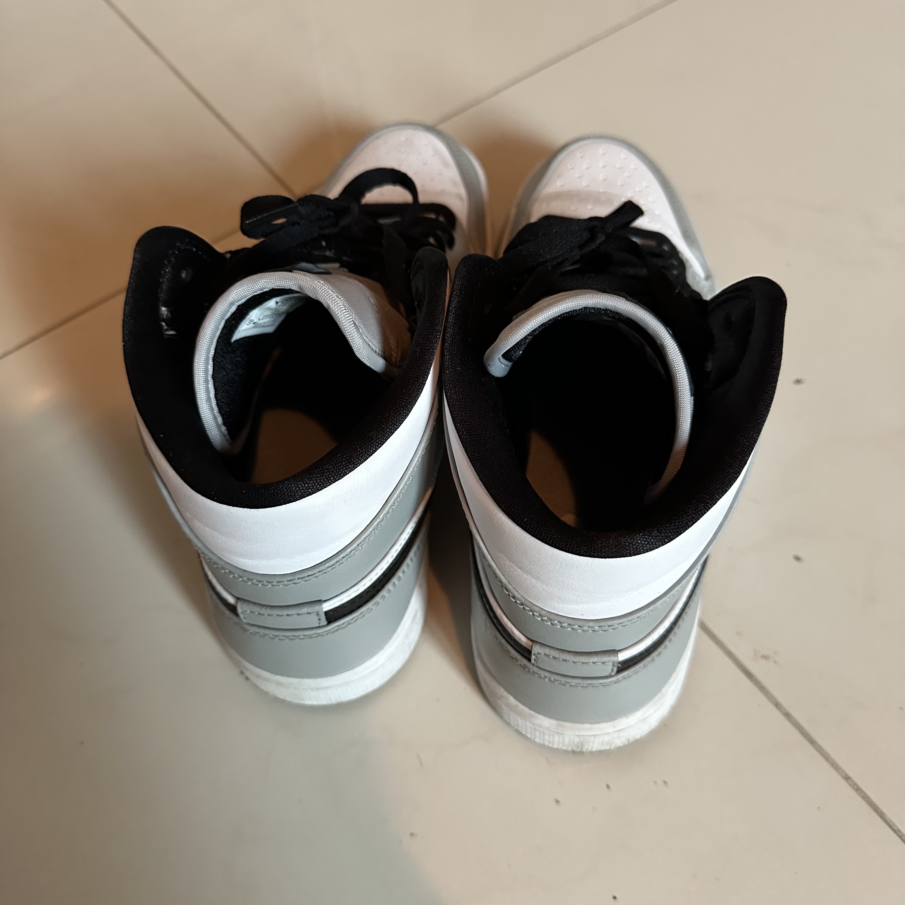 Jordan 1 Mid Light Smoke Grey 착용 스타일 - 1
