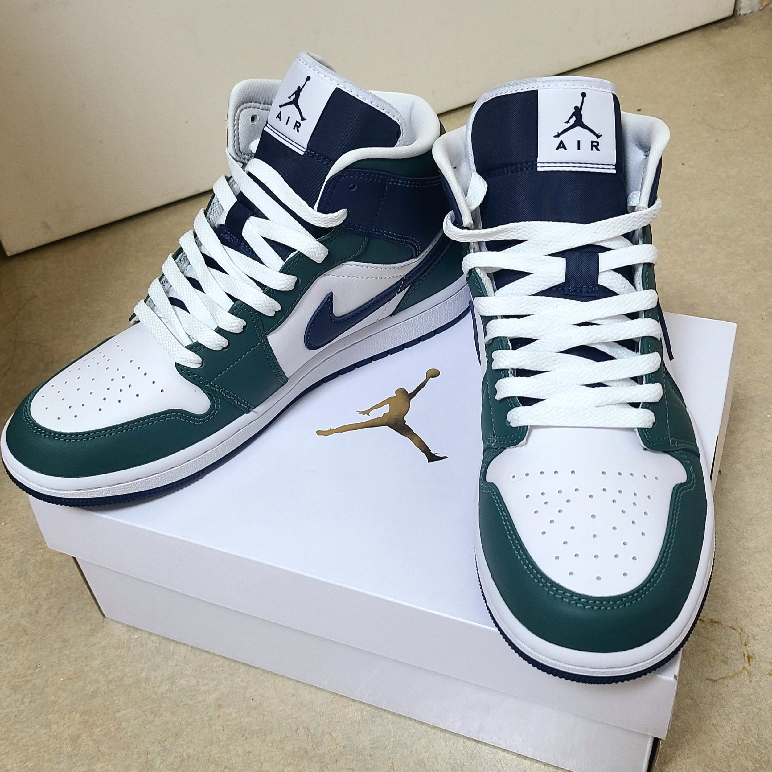 (W) Jordan 1 Mid SE Noble Green 착용 스타일 - 2