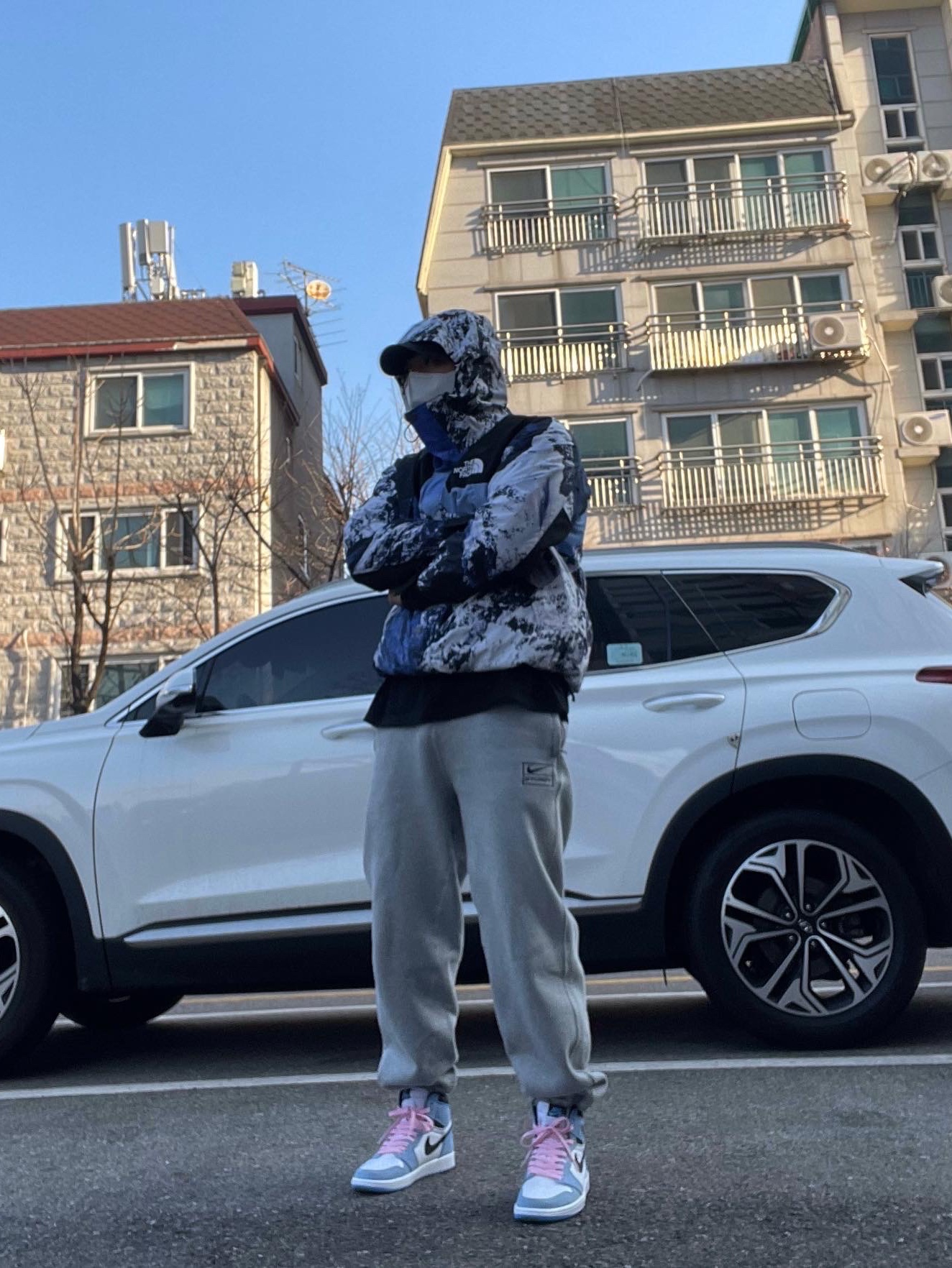 Supreme x The North Face Mountain Parka Blue White - 17FW, Jordan 1 Retro High OG University Blue 착용 스타일 - 3