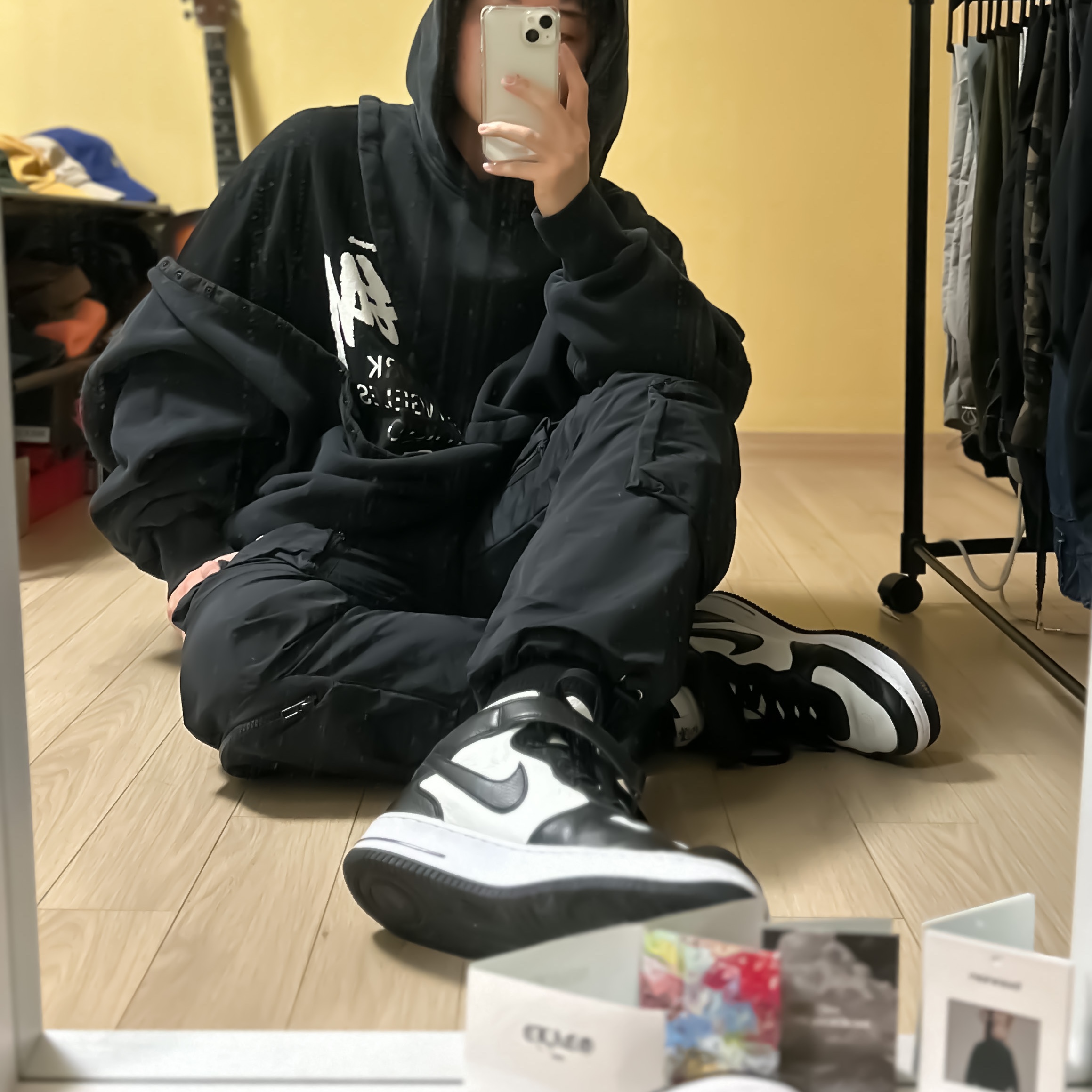 Nonnod x Shinsegae BAYC #8446 2-Piece Cropped Hoodie Washed Black, Nike x Stussy Air Force 1 '07 Mid SP Black and Light Bone 착용 스타일 - 1