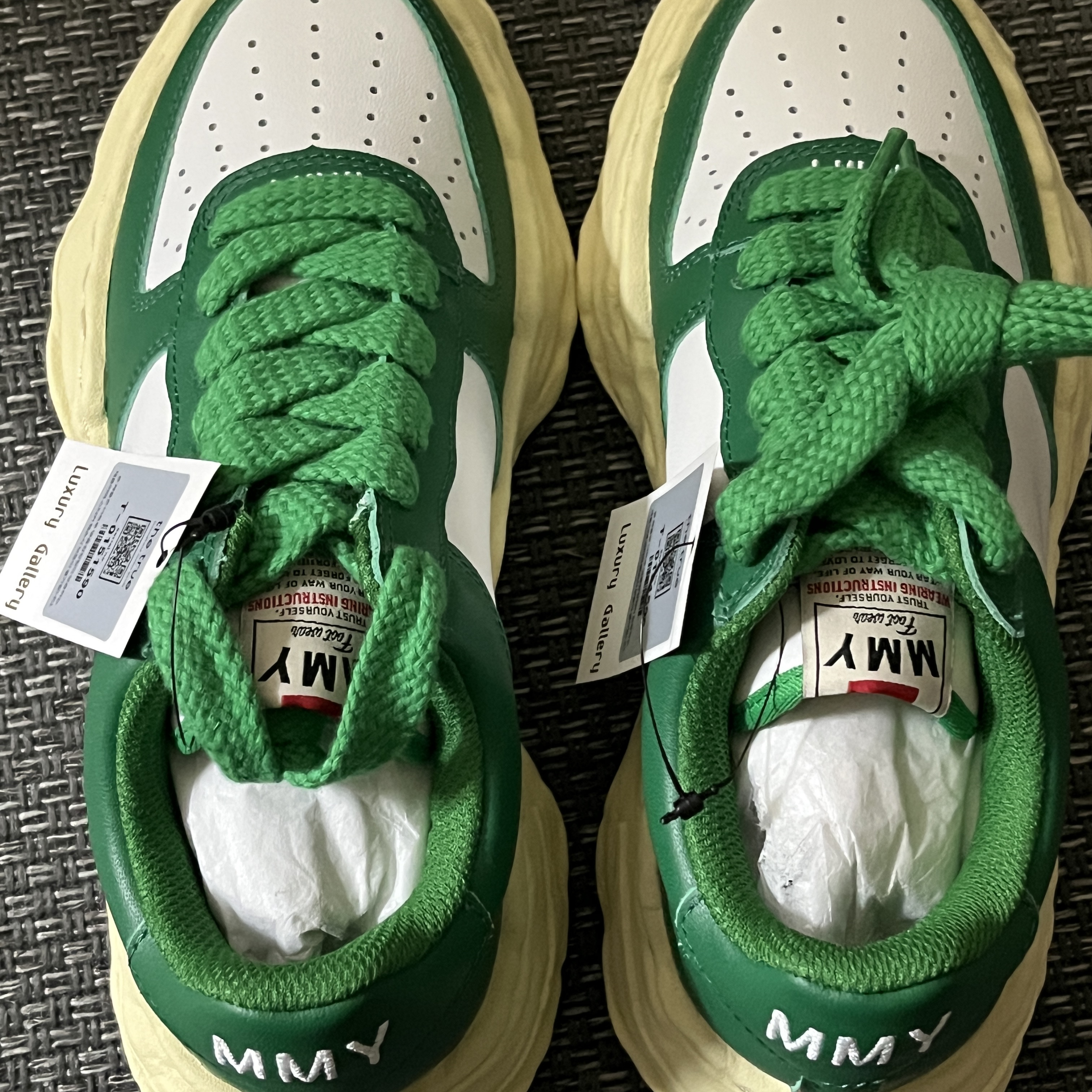 Maison Mihara Yasuhiro Wayne VL OG Sole Leather Low-top Sneakers White Green 착용 스타일 - 2