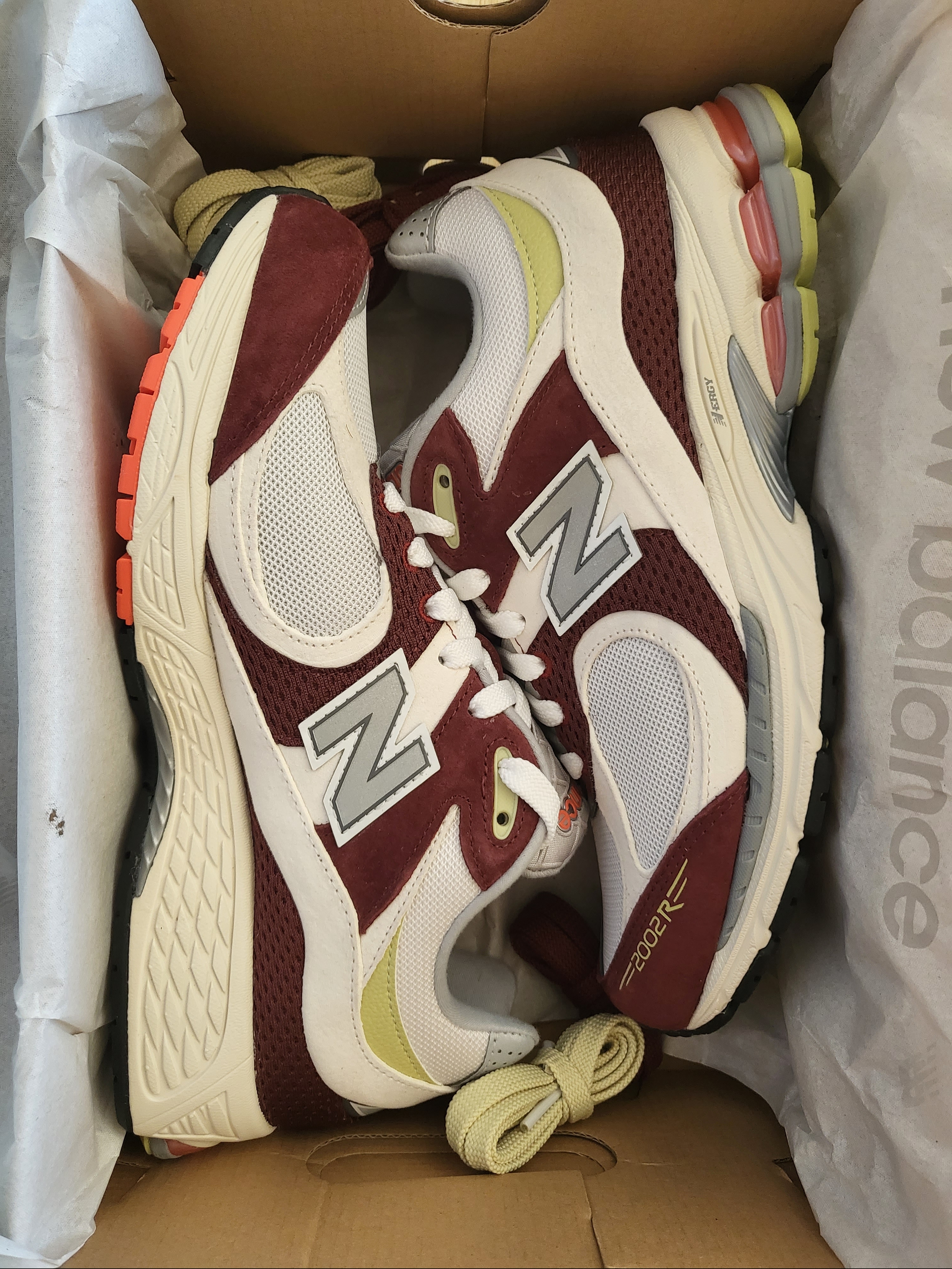 New Balance x Up There 2002R Backyard Legends II 착용 스타일