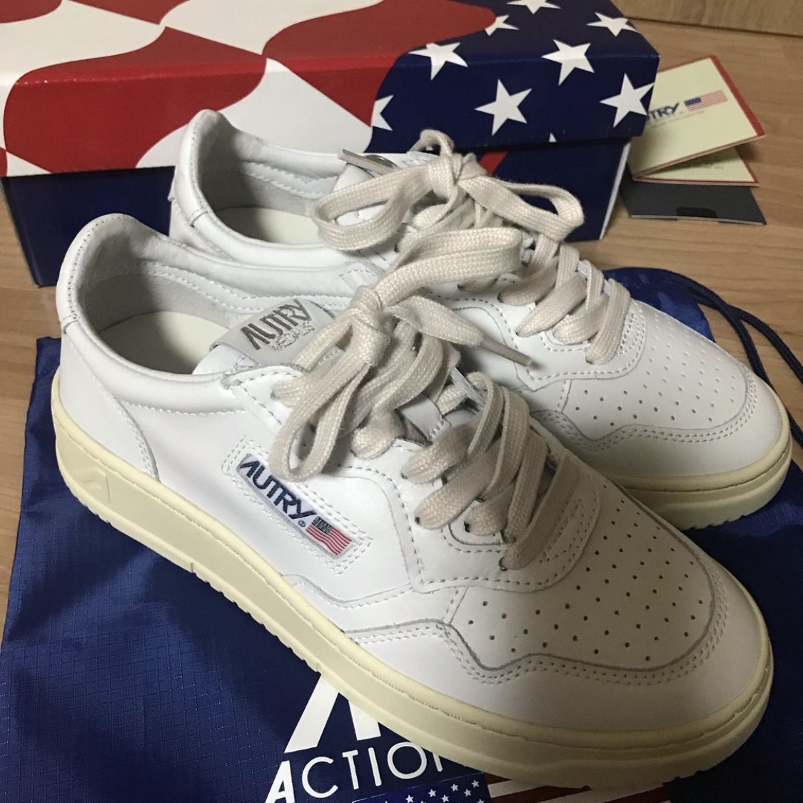 (W) Autry Medalist Low Leather Sneakers White 착용 스타일