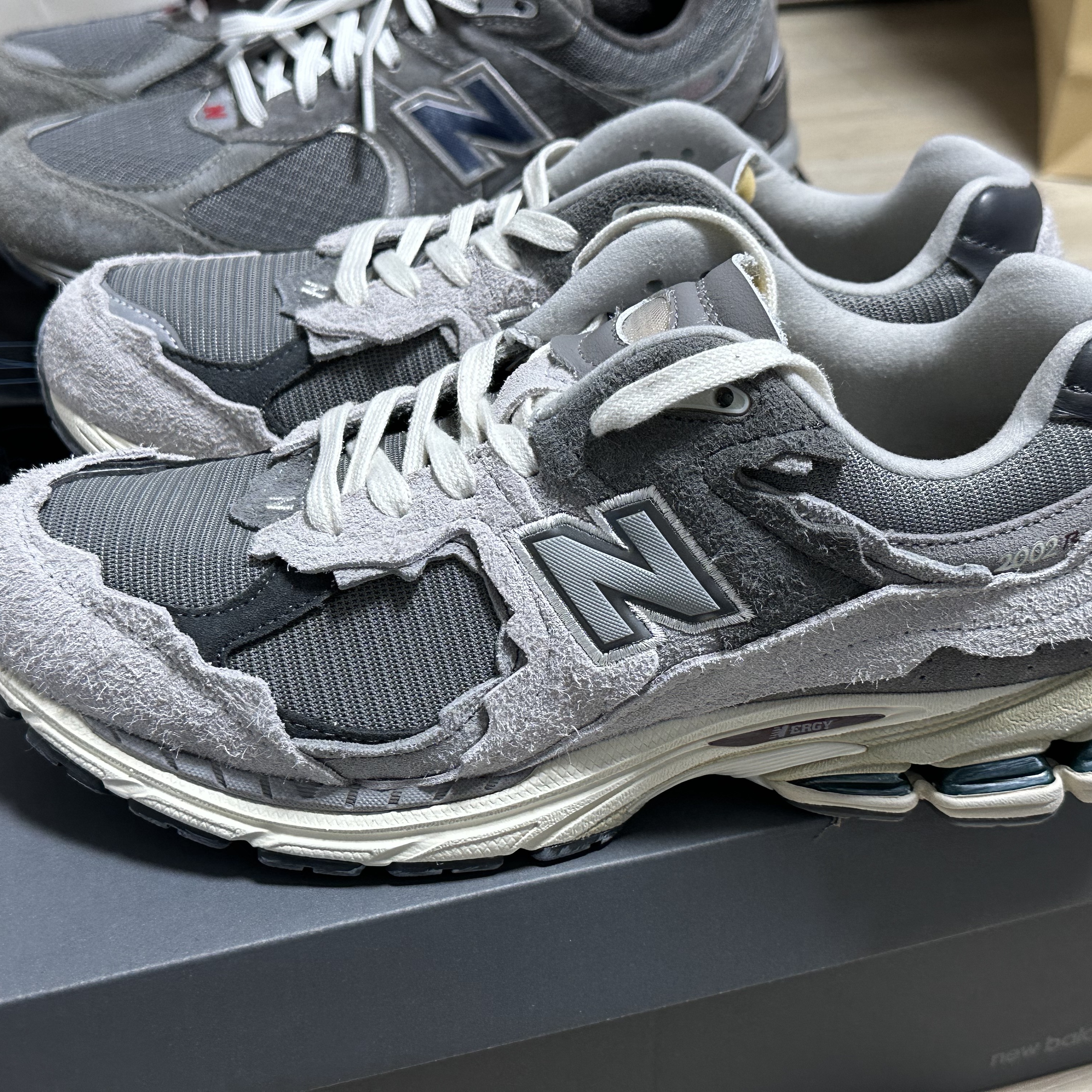 New Balance 2002R Protection Pack Rain Cloud, New Balance 2002R Premium Vintage Grey 착용 스타일 - 1