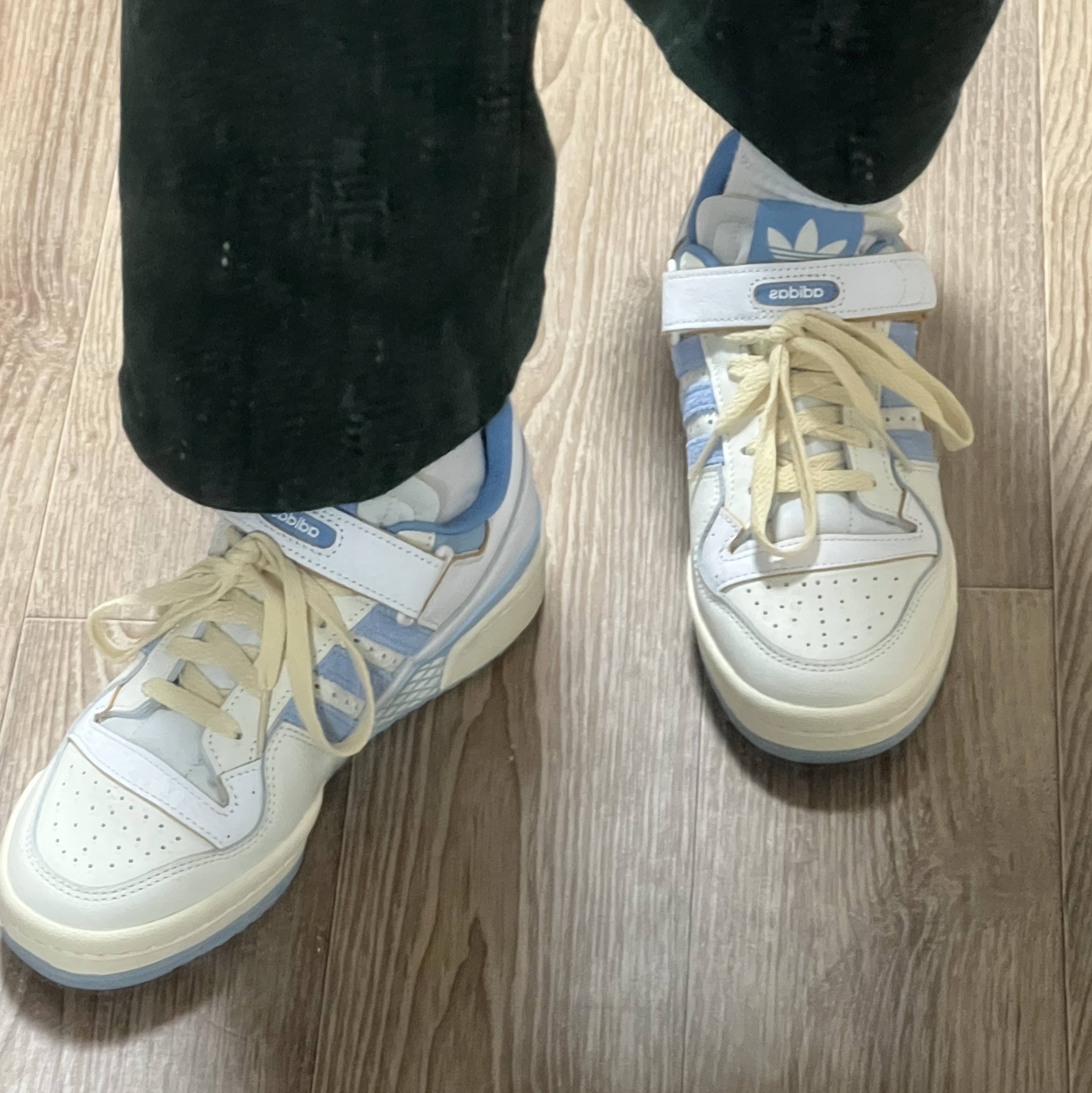 Adidas Forum 84 Low Clear Sky 착용 스타일 - 3