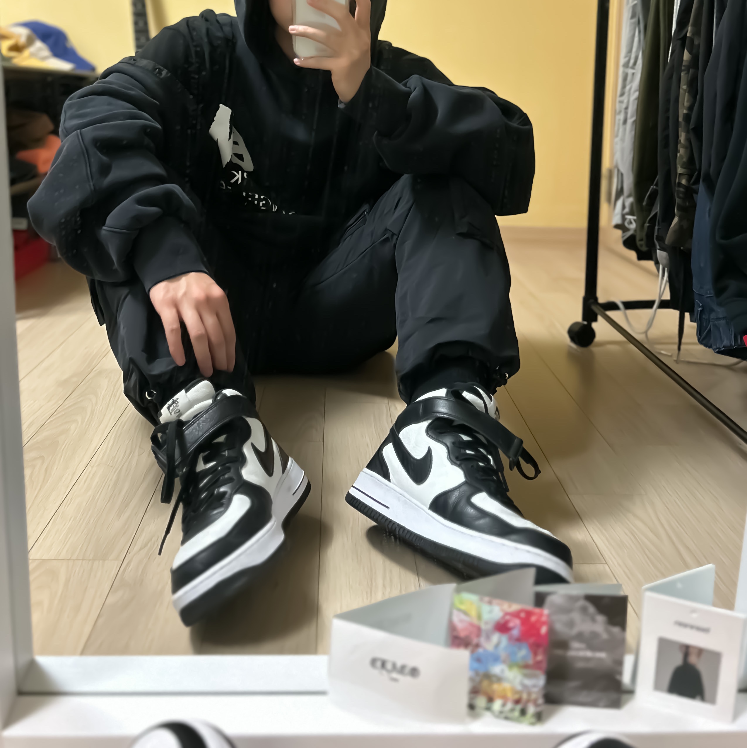 Nonnod x Shinsegae BAYC #8446 2-Piece Cropped Hoodie Washed Black, Nike x Stussy Air Force 1 '07 Mid SP Black and Light Bone 착용 스타일 - 2