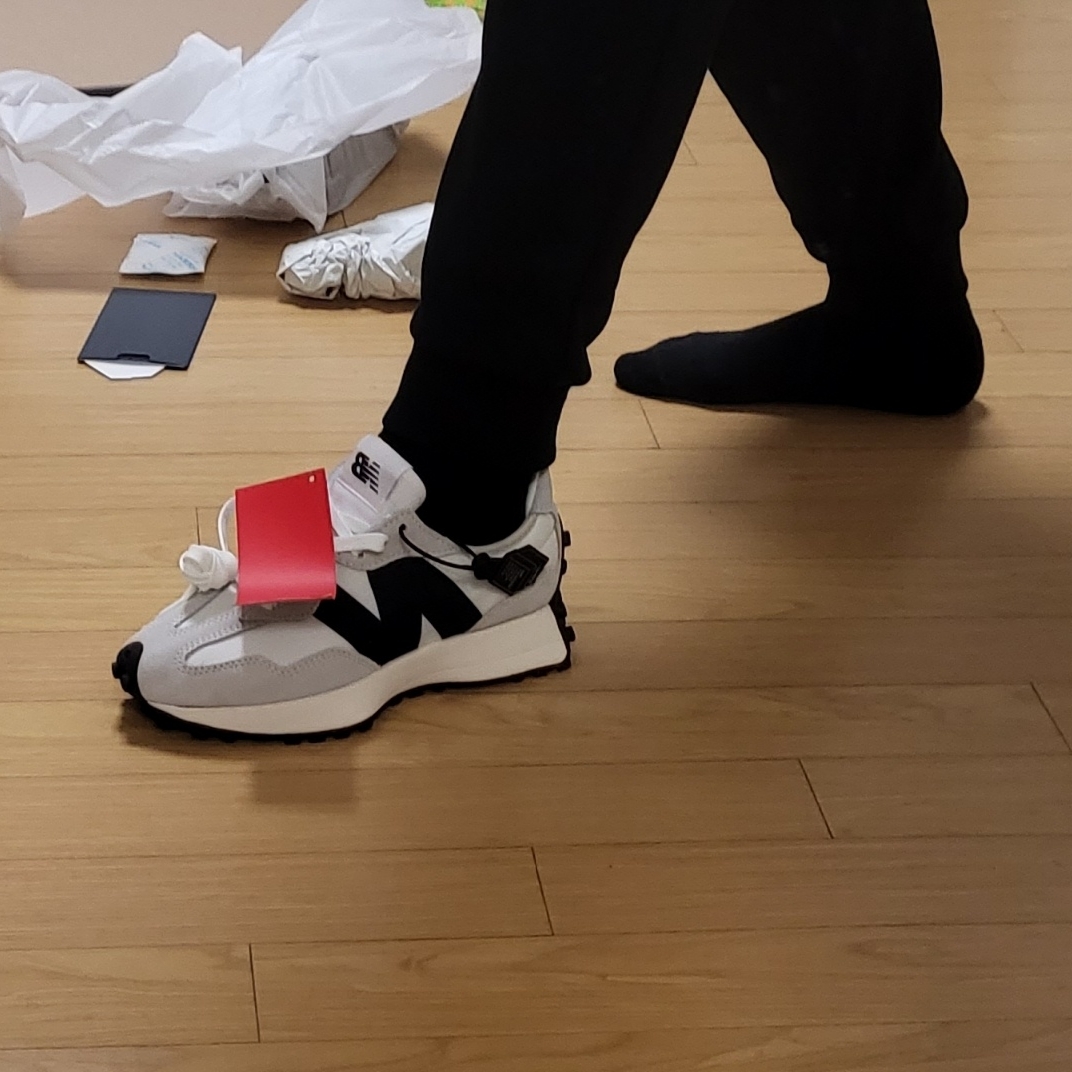 New Balance 327 White Black 착용 스타일 - 2