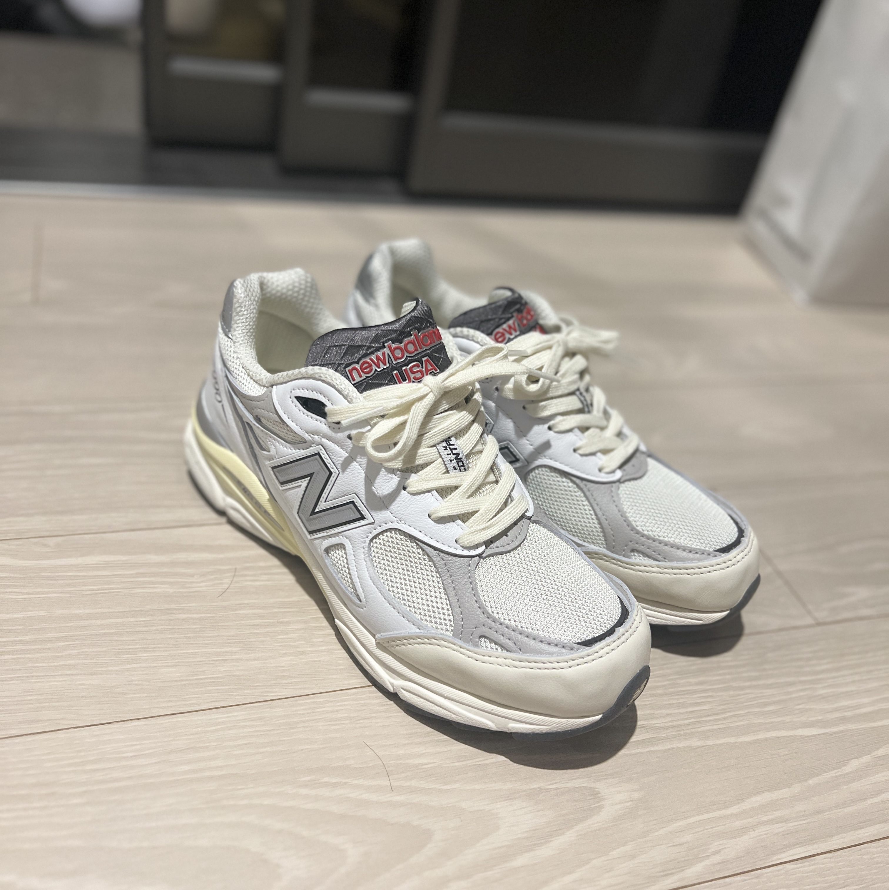 New Balance 990v3 Made in USA Sea Salt 착용 스타일 - 1