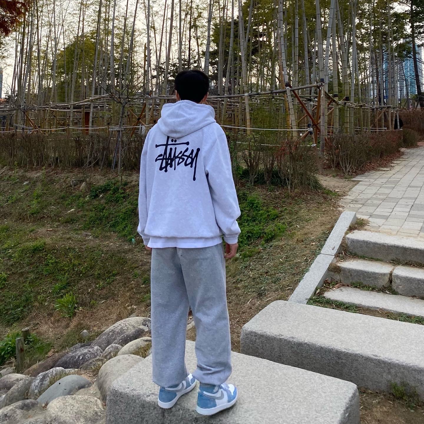 Stussy Basic Stussy Hoodie Ash Heather 2022, Jordan 1 Retro High OG Hyper Royal 착용 스타일 - 1