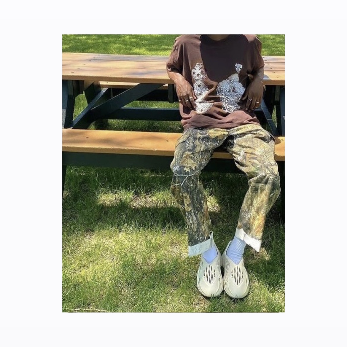 Adidas Yeezy Foam RNNR Ararat, Adidas Yeezy Foam RNNR Sand 착용 스타일 - 3