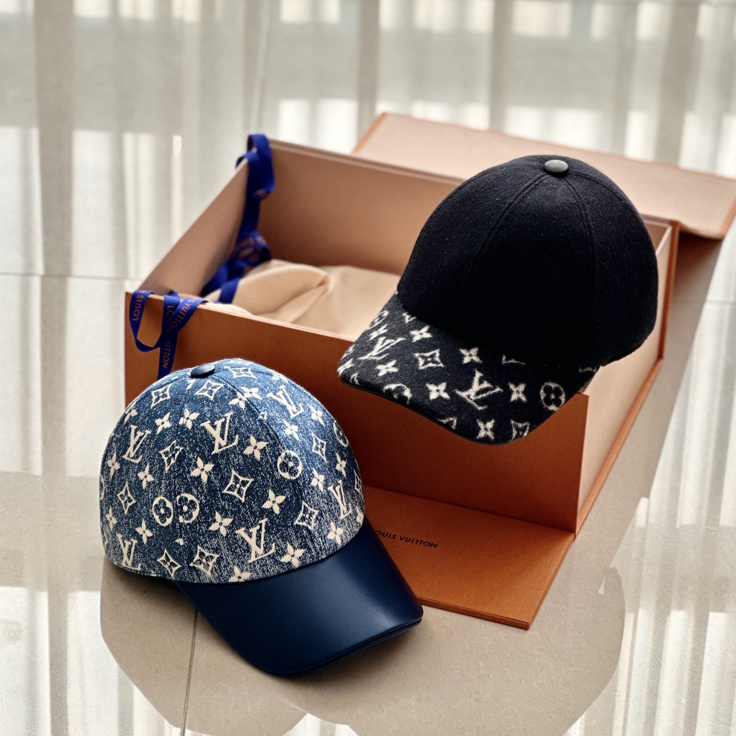 Louis Vuitton Endless Cap Black, (W) Louis Vuitton Blooming Supple Bracelet Gold 착용 스타일 - 3