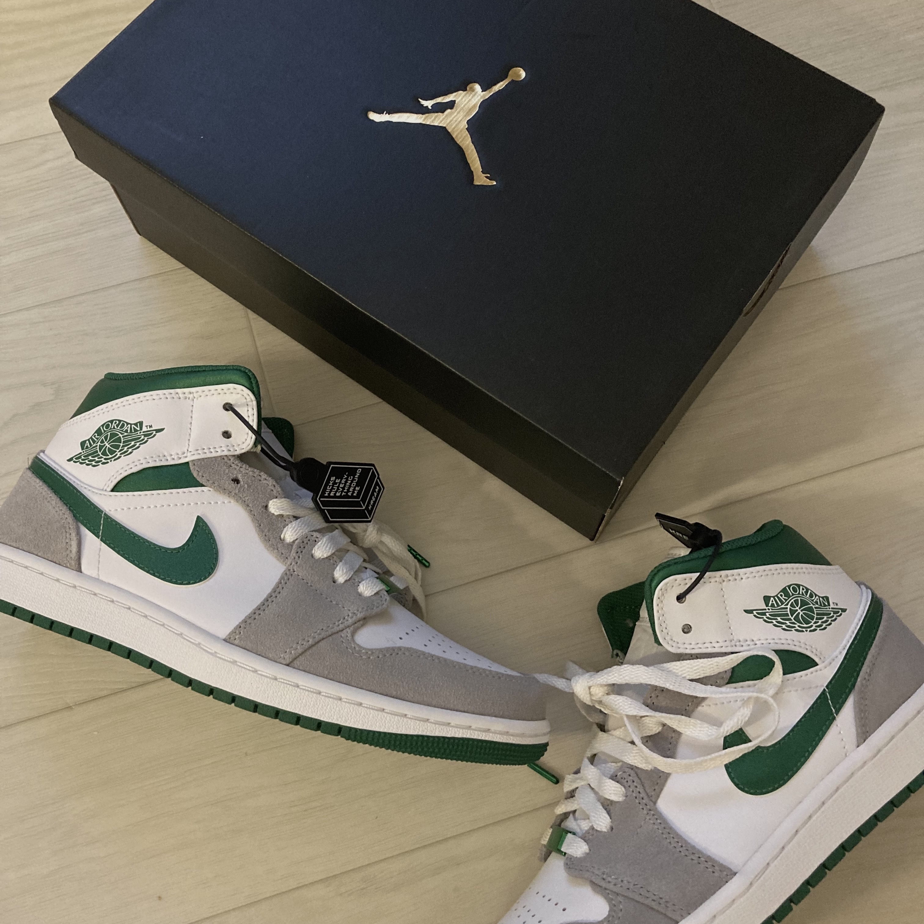 Jordan 1 Mid SE Pine Green Light Smoke Grey 착용 스타일 - 2