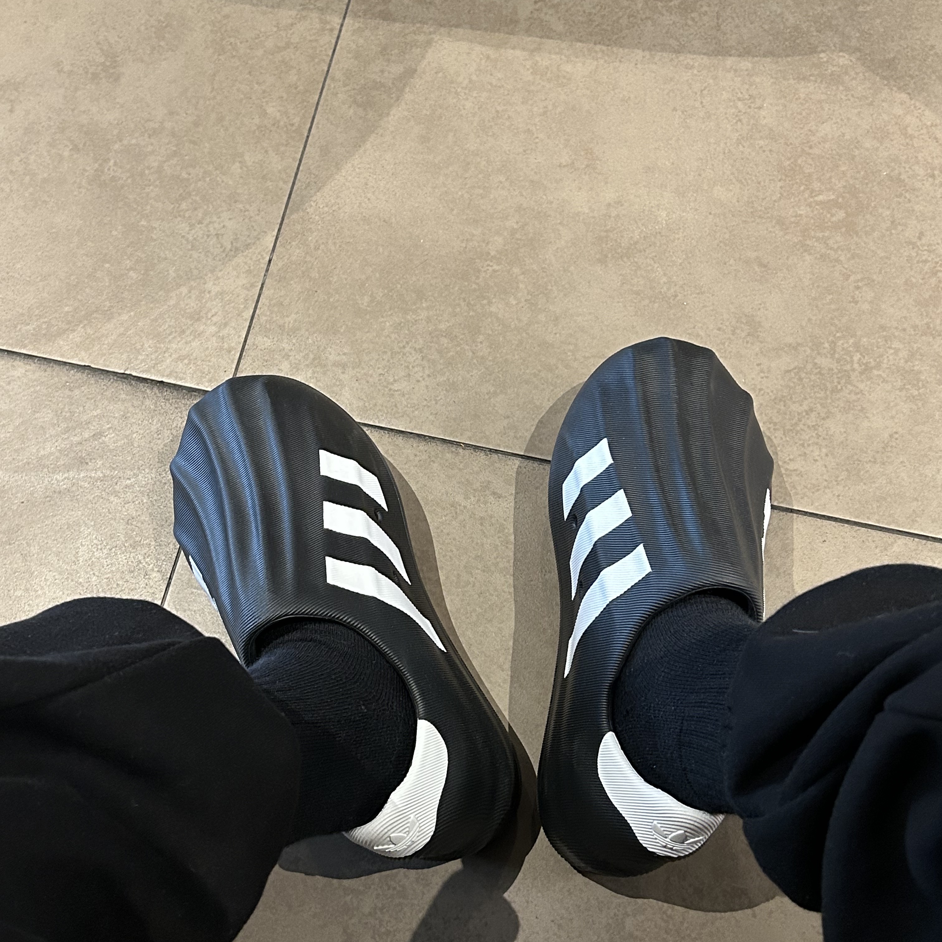 Adidas Adifom Superstar Core Black Cloud White 착용 스타일 - 2