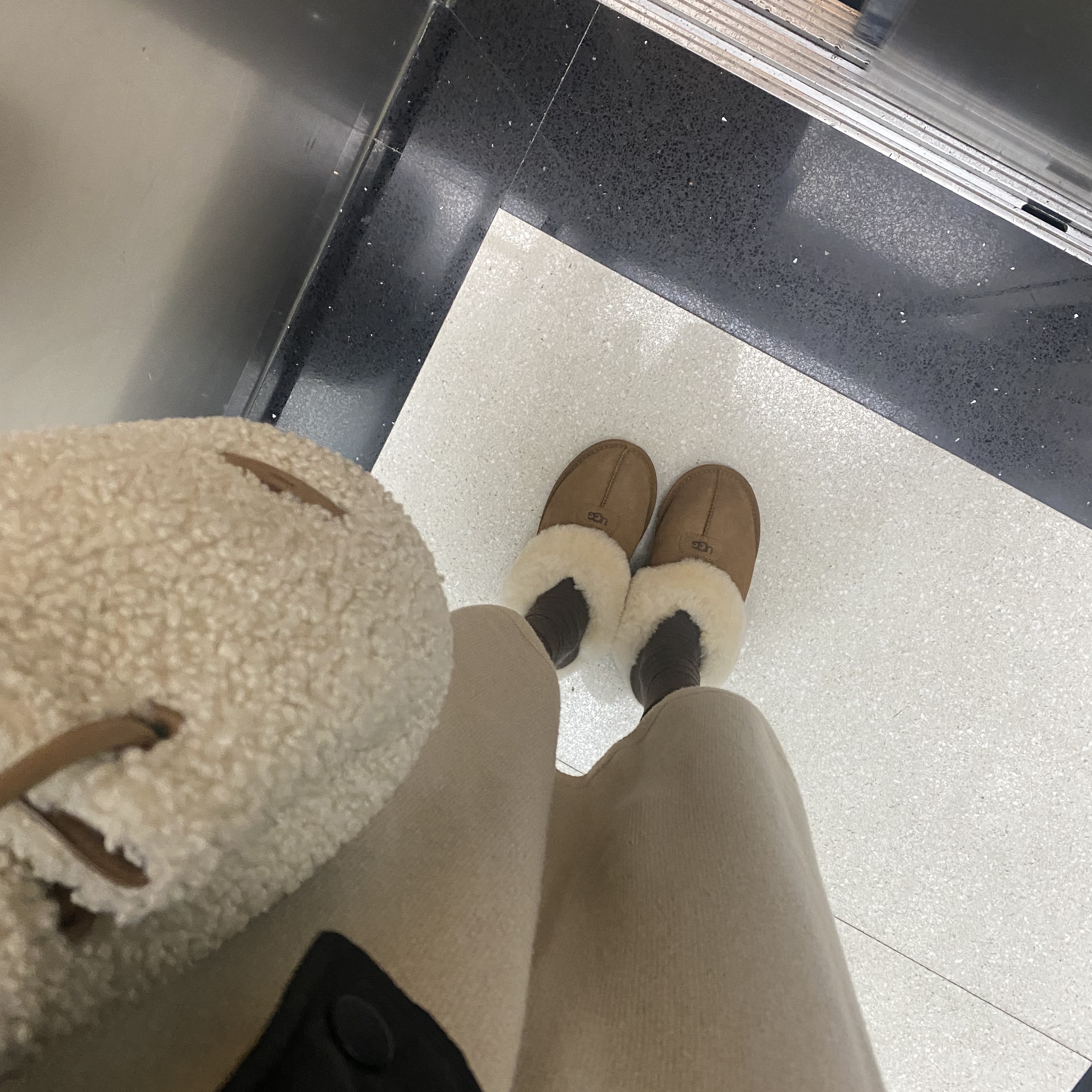 (W) UGG Coquette Slipper Chestnut 착용 스타일