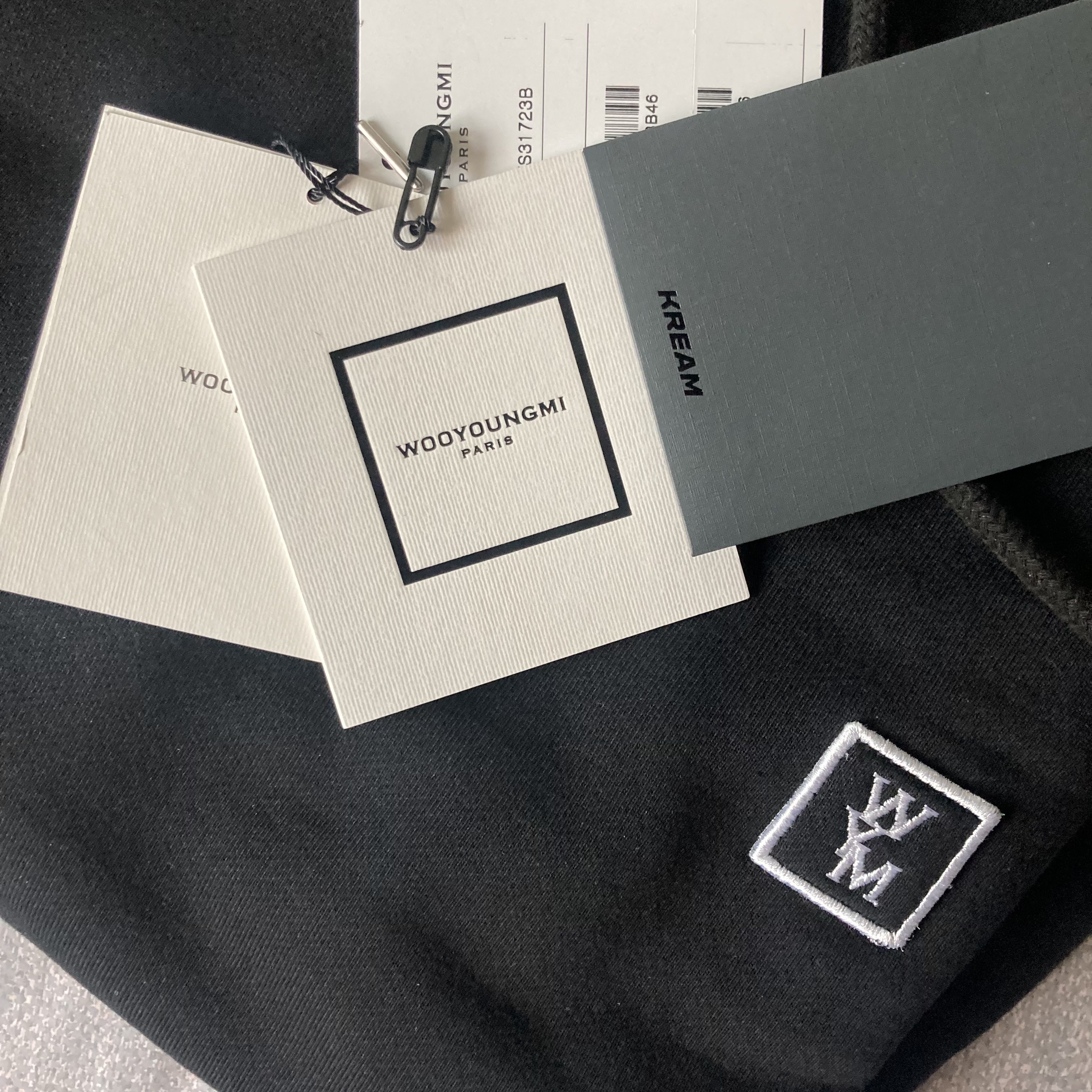 Wooyoungmi Cotton White Back Logo Hoodie Black - 22FW 착용 스타일 - 2