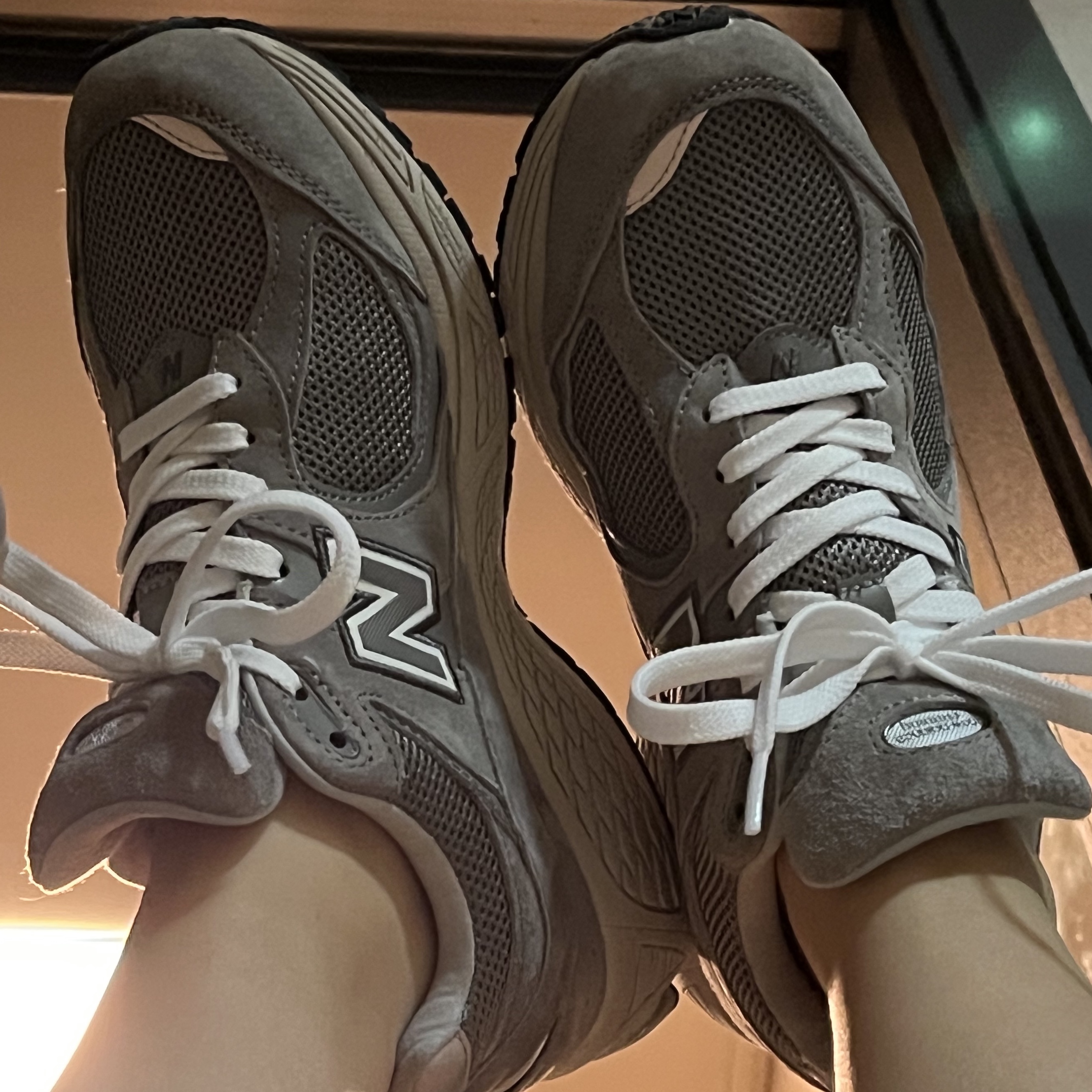 New Balance 2002R Grey 착용 스타일
