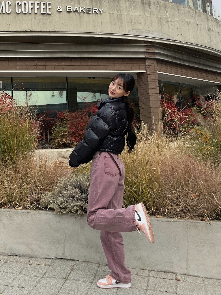 (W) The North Face Nuptse Short Jacket TNF Black, (GS) Jordan 1 Low Light Arctic Pink 착용 스타일