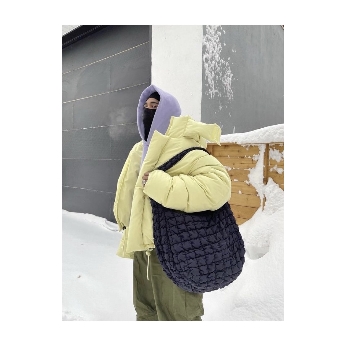 COS Quilted Oversized Shoulder Bag Black, COS Quilted Oversized Shoulder Bag Blue 착용 스타일 - 1