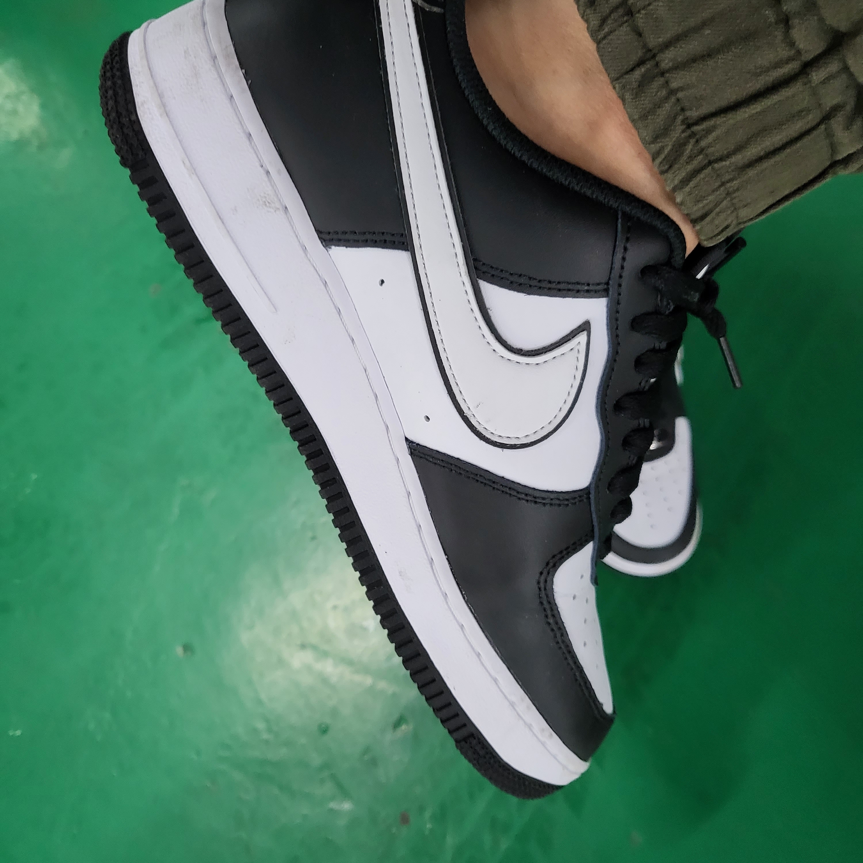 Nike Air Force 1 '07 Black White 착용 스타일 - 2