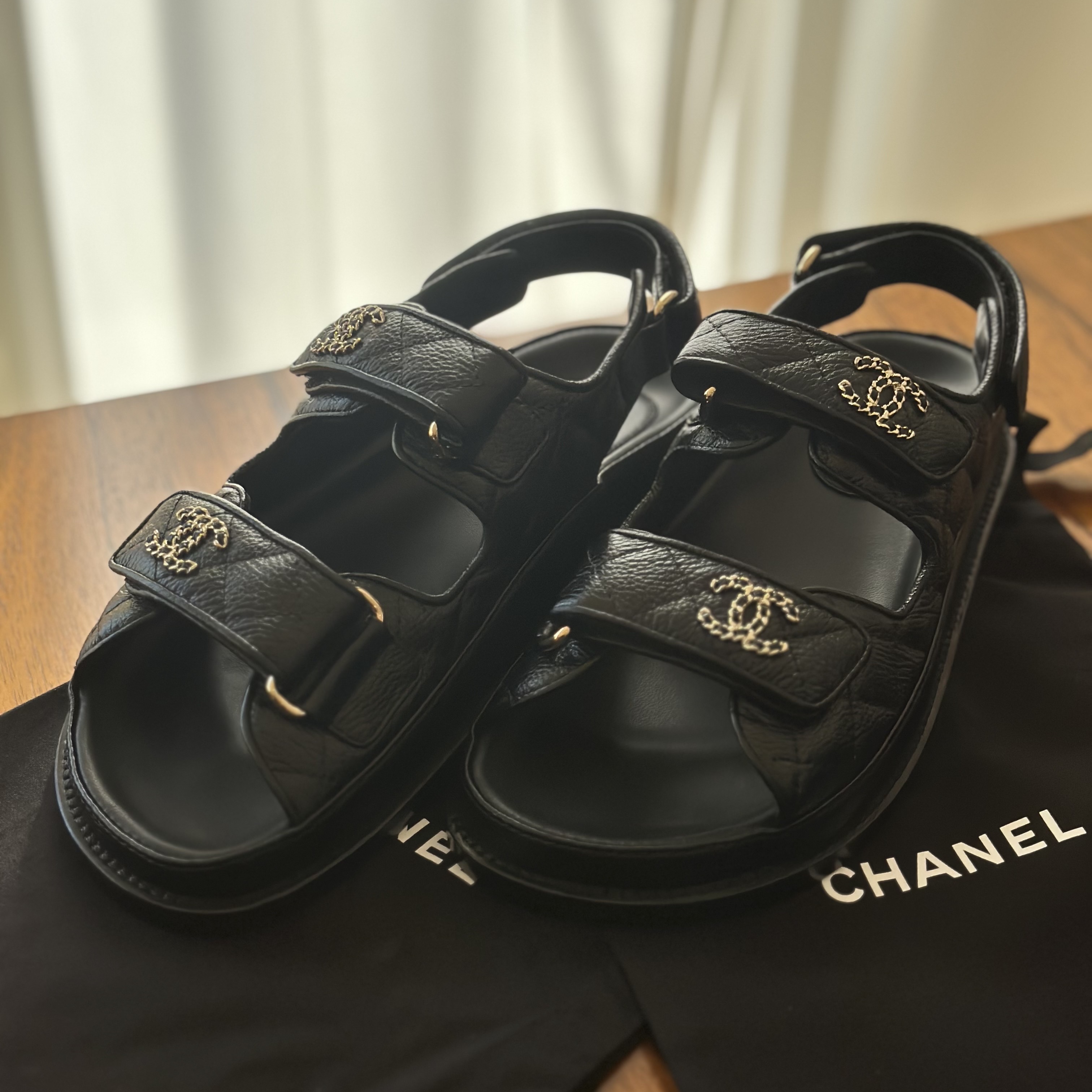 (W) Chanel Sandals Grained Calfskin & Black 착용 스타일