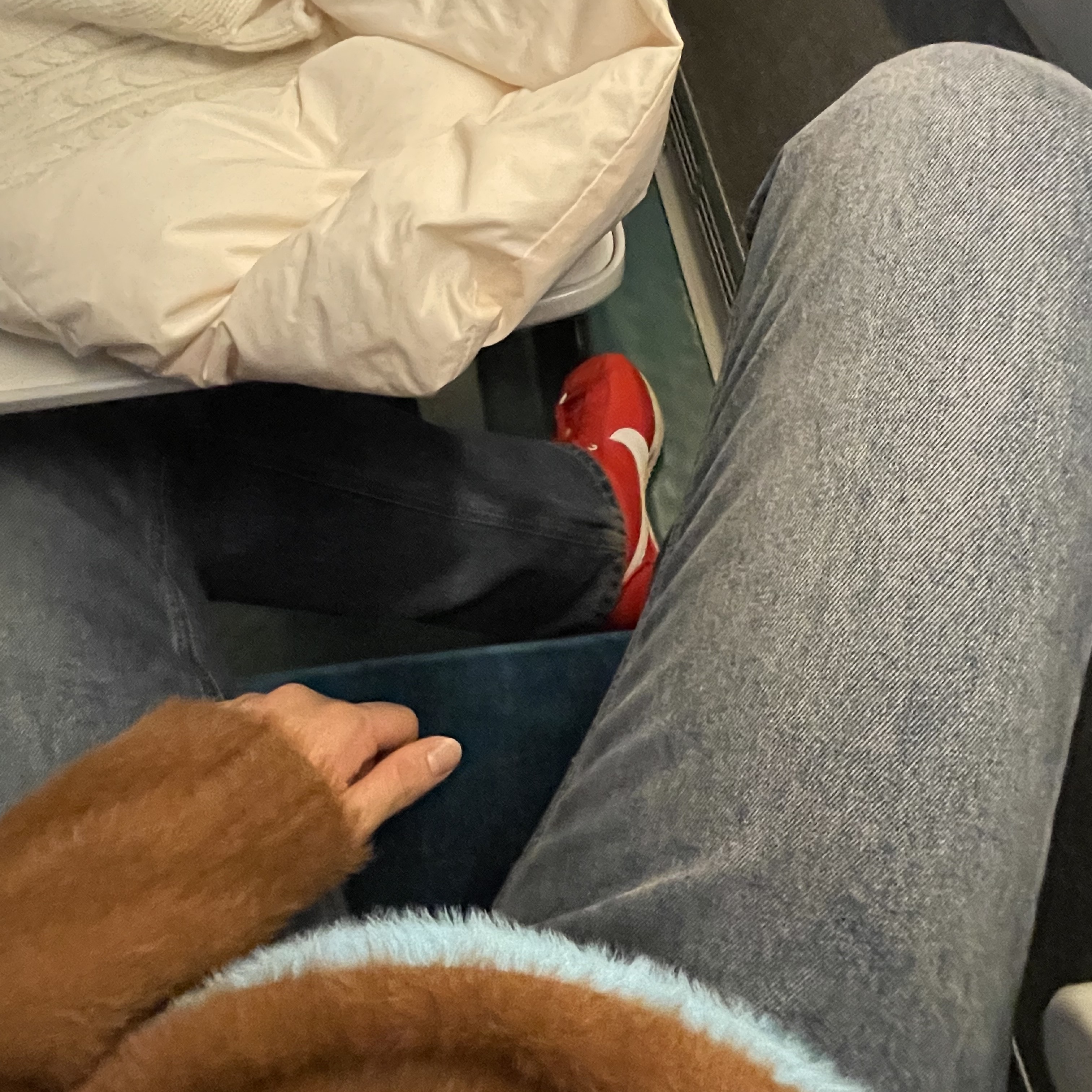 Nike x Stranger Things Classic Cortez Independence Day Pack Red, Jacquemus Le Polo Neve Fluffy Long Sleeve Brown 착용 스타일 - 1