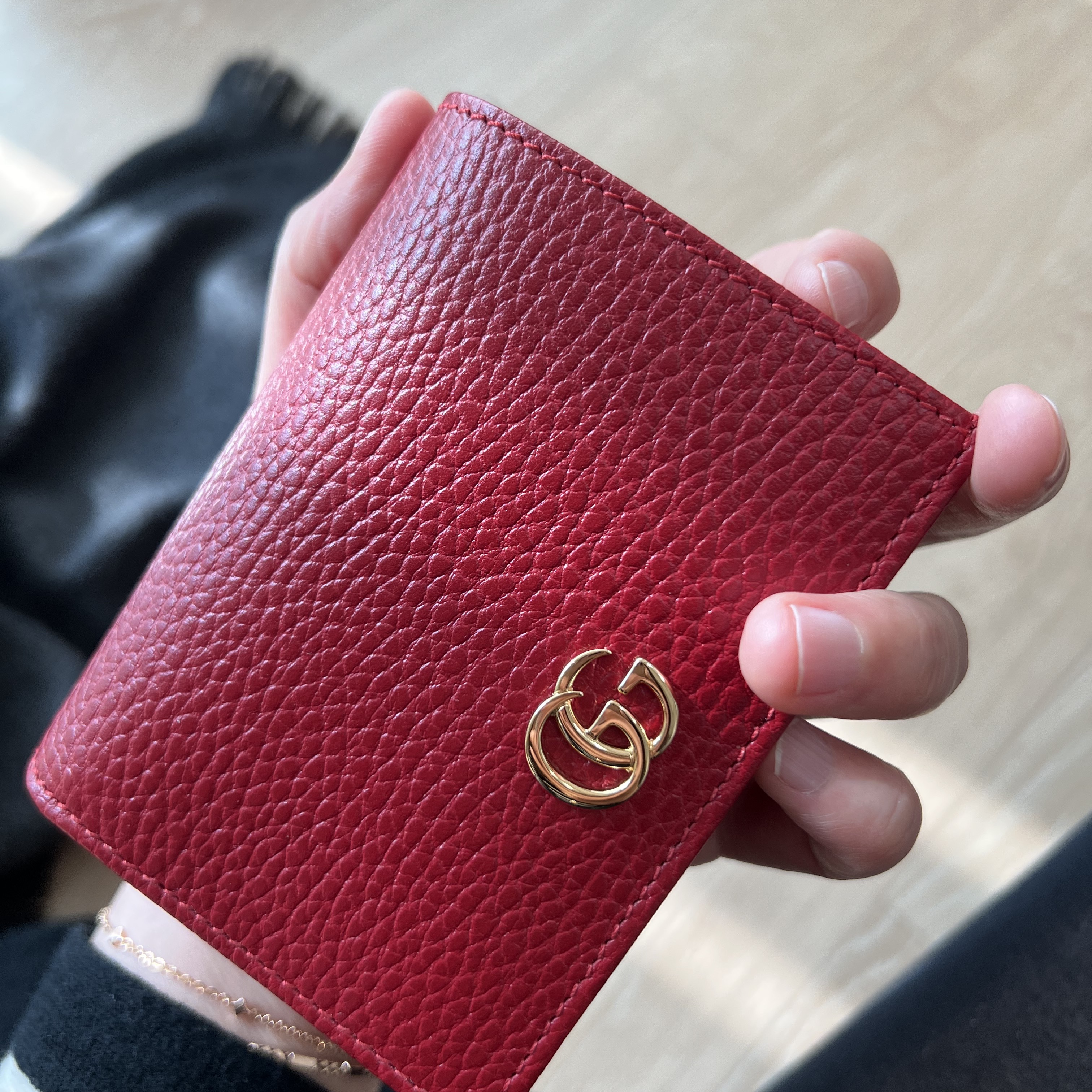 Gucci GG Marmont Leather Card Case Wallet Hibiscus Red 착용 스타일 - 2