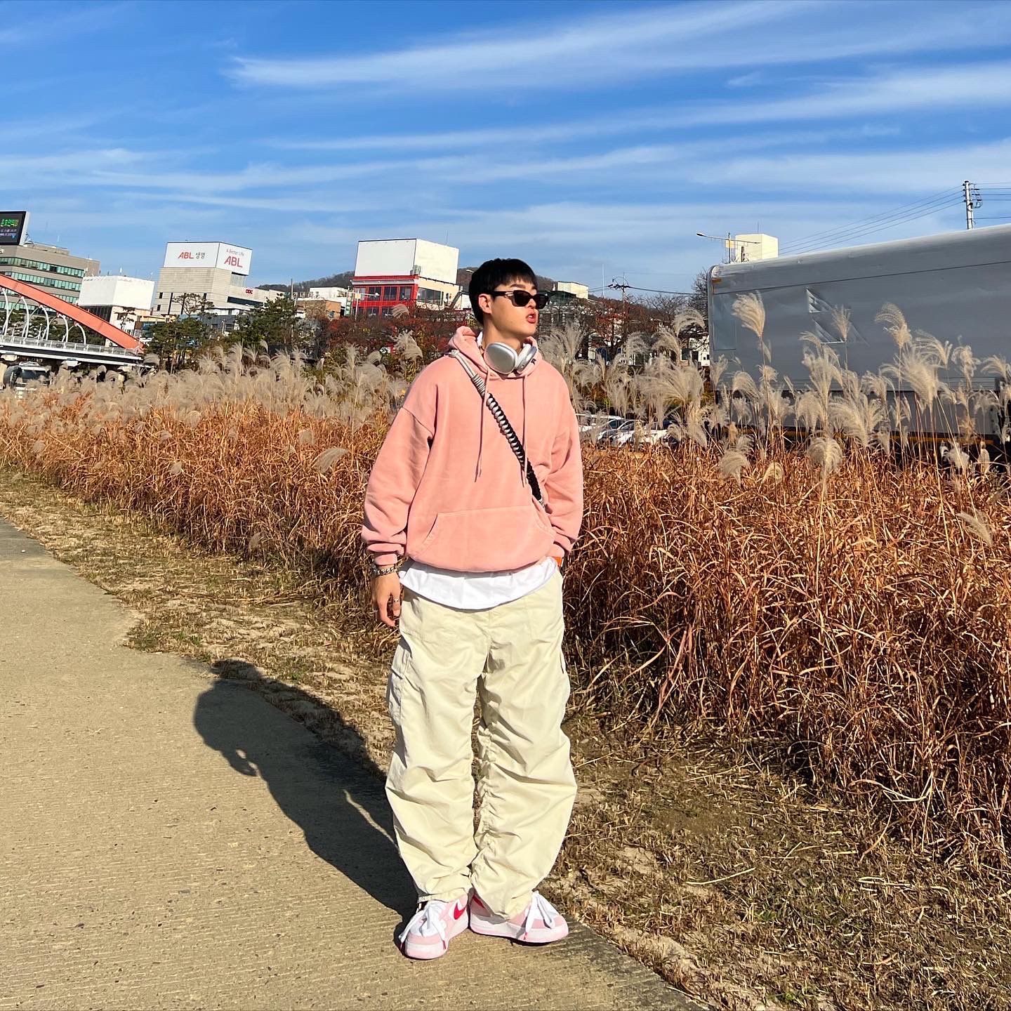 Apple AirPods Max Lightning Silver (Korean Ver.), Nike Air Force 1 '07 QS Valentine's Day 착용 스타일 - 2