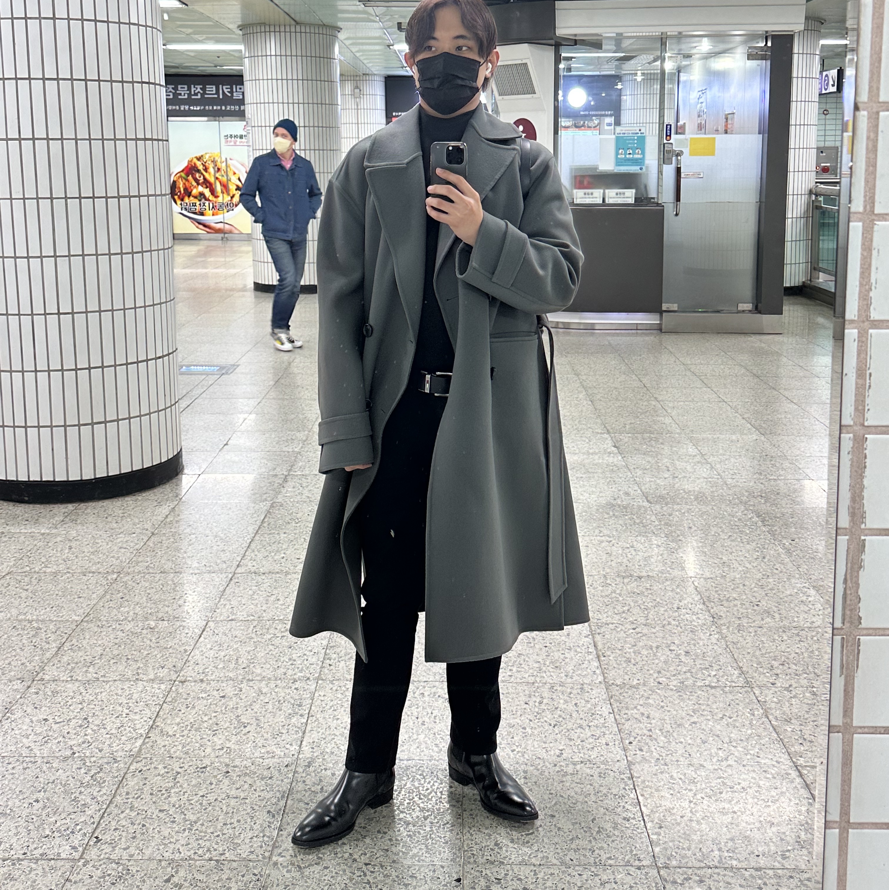 Saint Laurent Wyatt Chelsea Boots in Smooth Leather Black 착용 스타일 - 2
