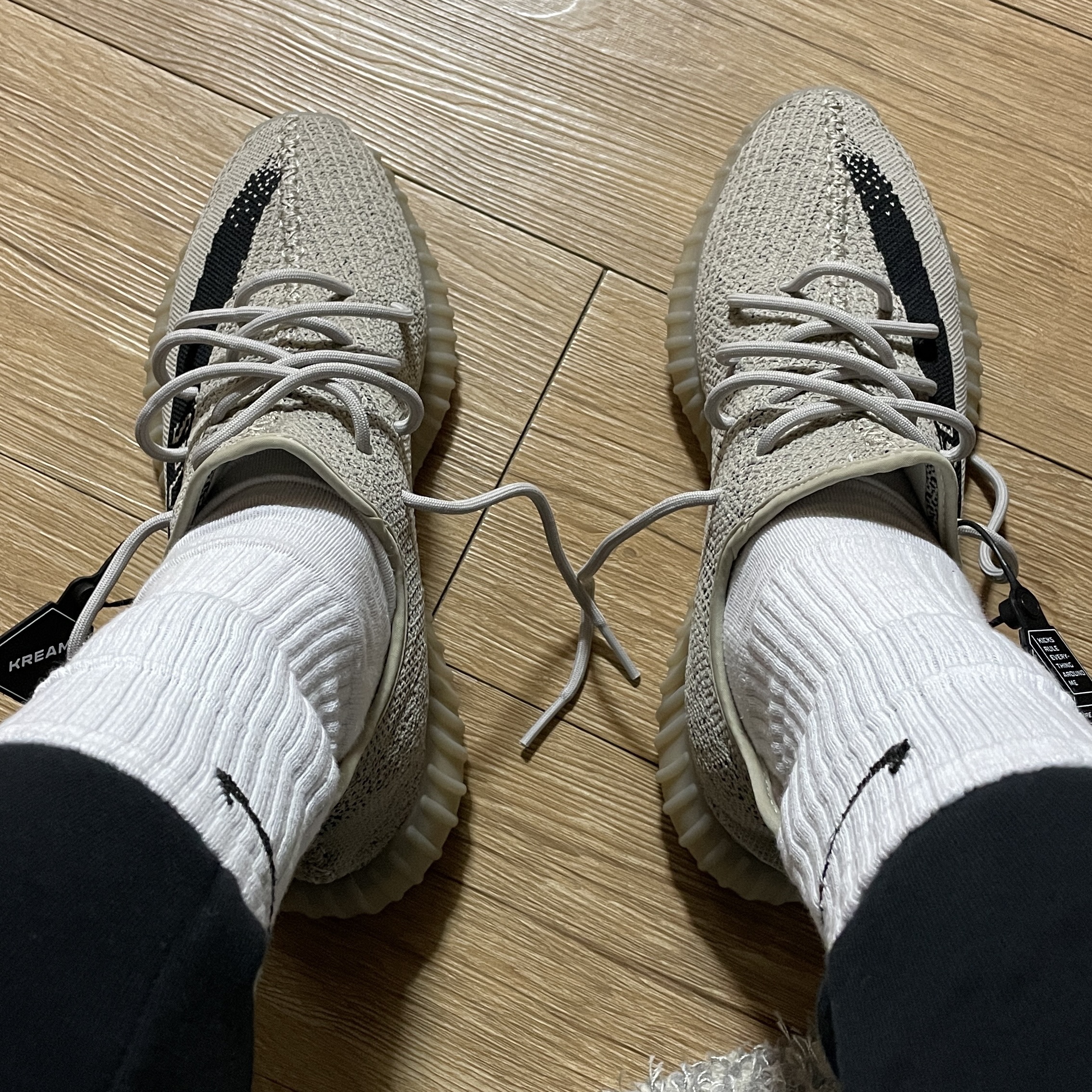 Adidas Yeezy Boost 350 V2 Slate Core Black 2022/2023 착용 스타일 - 1