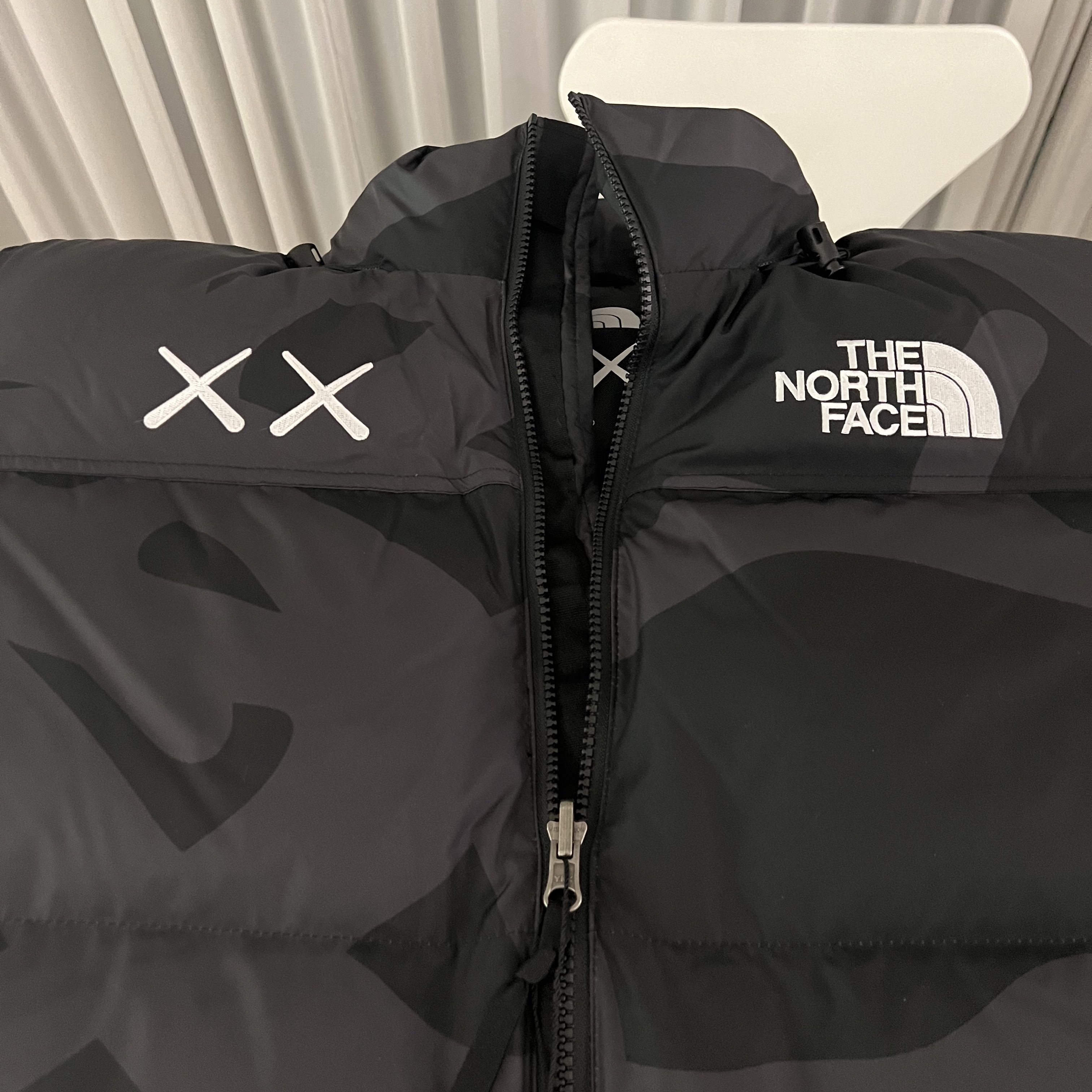The North Face x Kaws Retro 1996 Nuptse Jacket Black Print - 22FW 착용 스타일 - 4