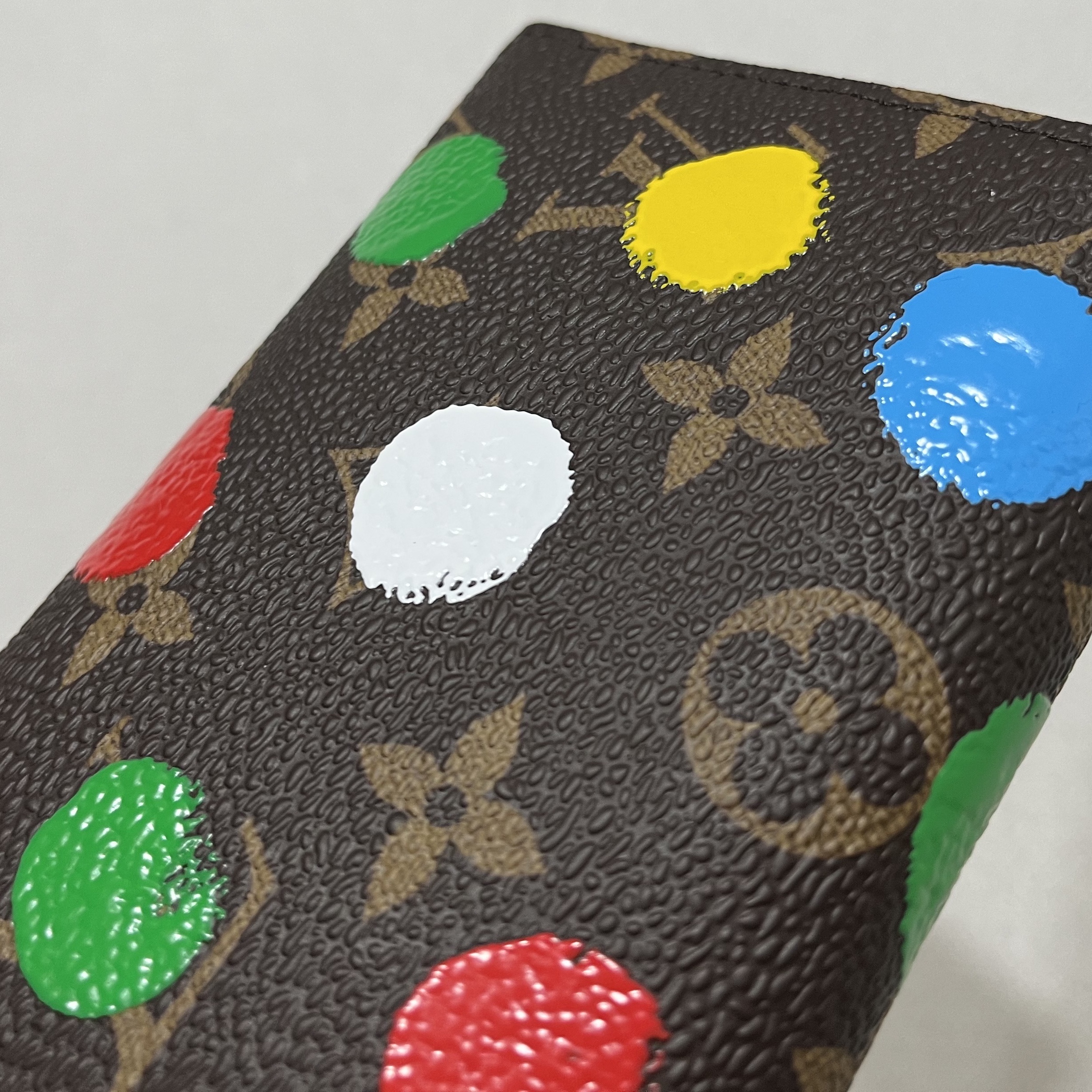 Louis Vuitton x YK Victorine Wallet Dots Print Monogram, Louis Vuitton Zoe Wallet Monogram and Monogram Reversed 착용 스타일 - 2