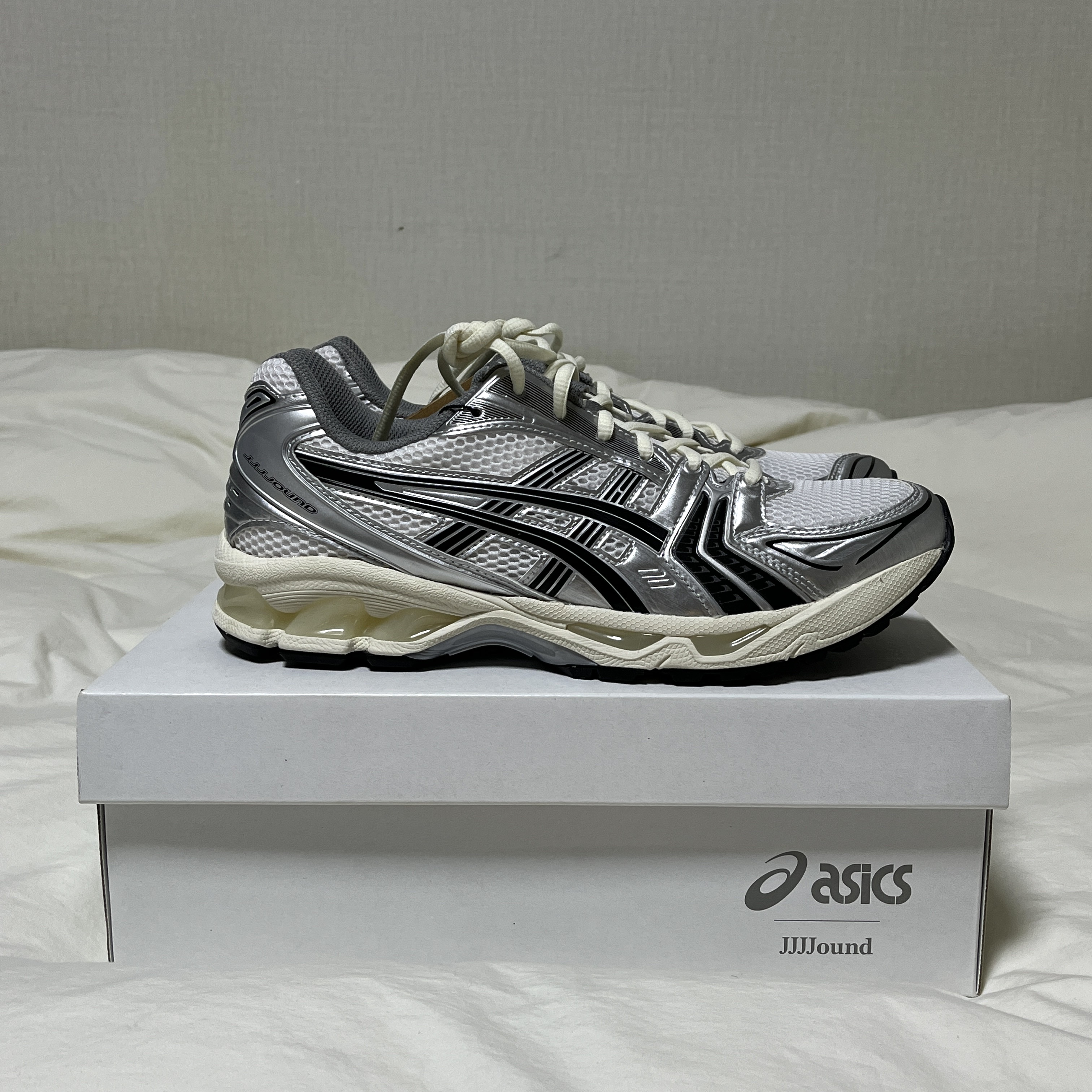 Asics x JJJJound Gel-Kayano 14 Silver Black 착용 스타일 - 1