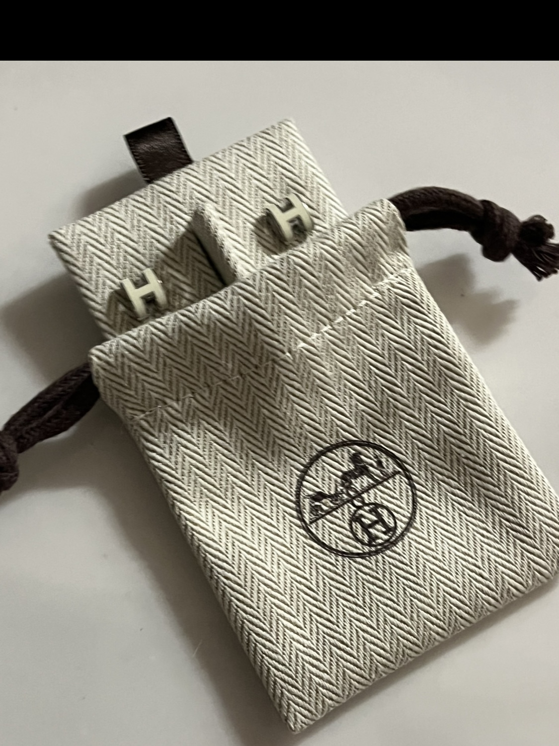 (W) Hermes Mini Pop H Earrings Palladium & Marron Glace 착용 스타일