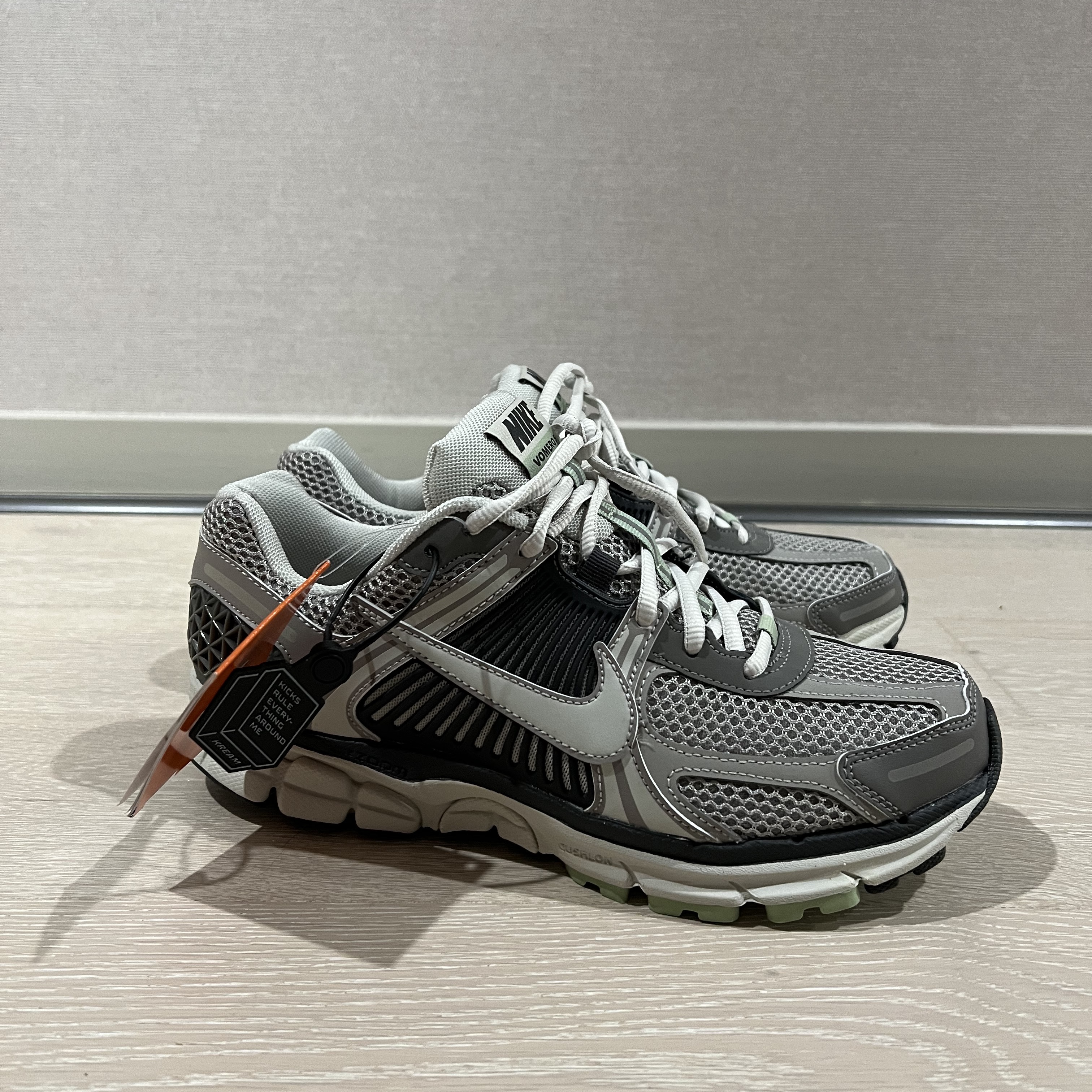 (W) Nike Zoom Vomero 5 Cobblestone and Flat Pewter 착용 스타일 - 1