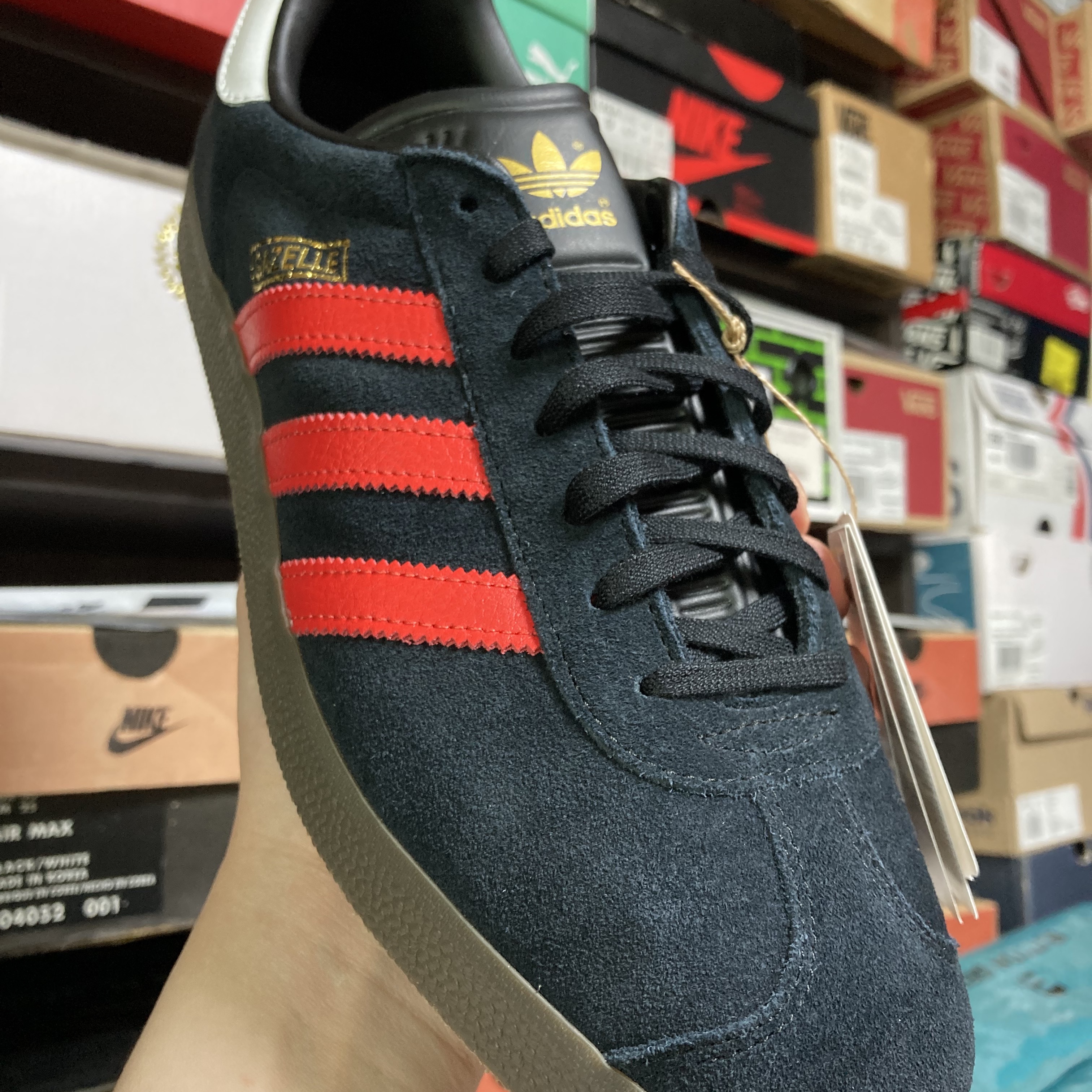 Adidas Gazelle Core Black Red 착용 스타일 - 1