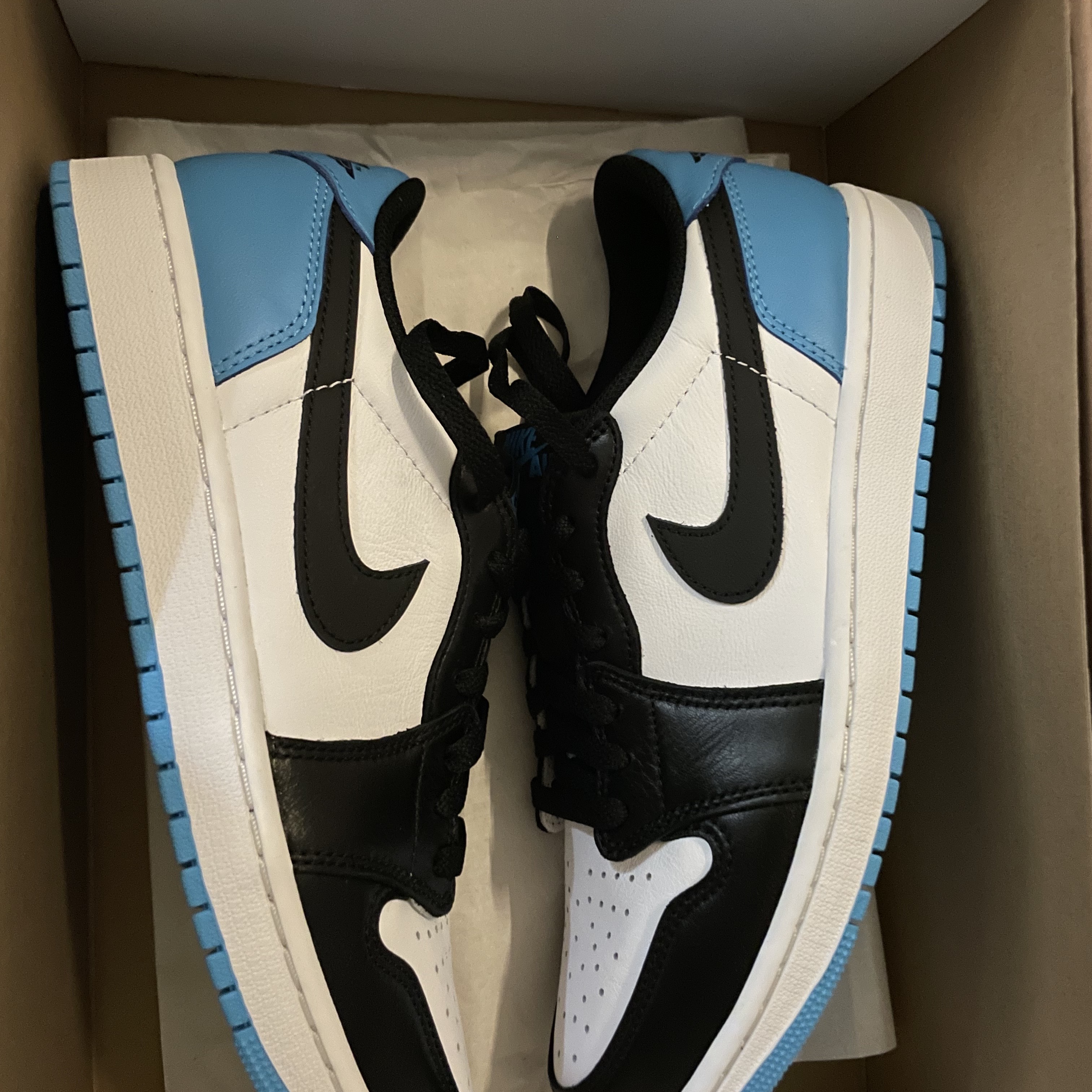 Jordan 1 Retro Low OG Black and Dark Powder Blue 착용 스타일