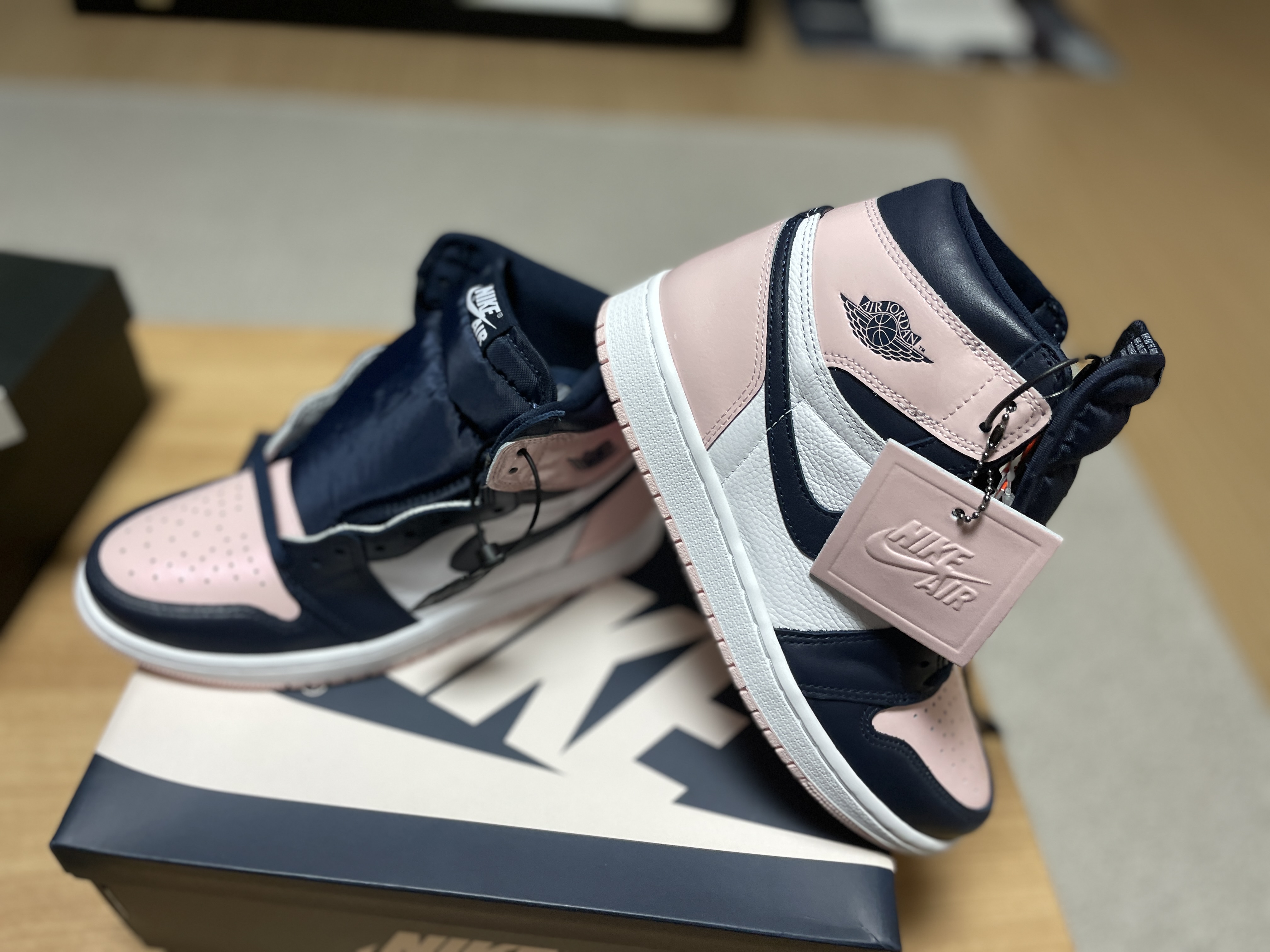 (W) Jordan 1 Retro High OG Atmosphere, Jordan 1 Mid Light Smoke Grey 착용 스타일 - 1