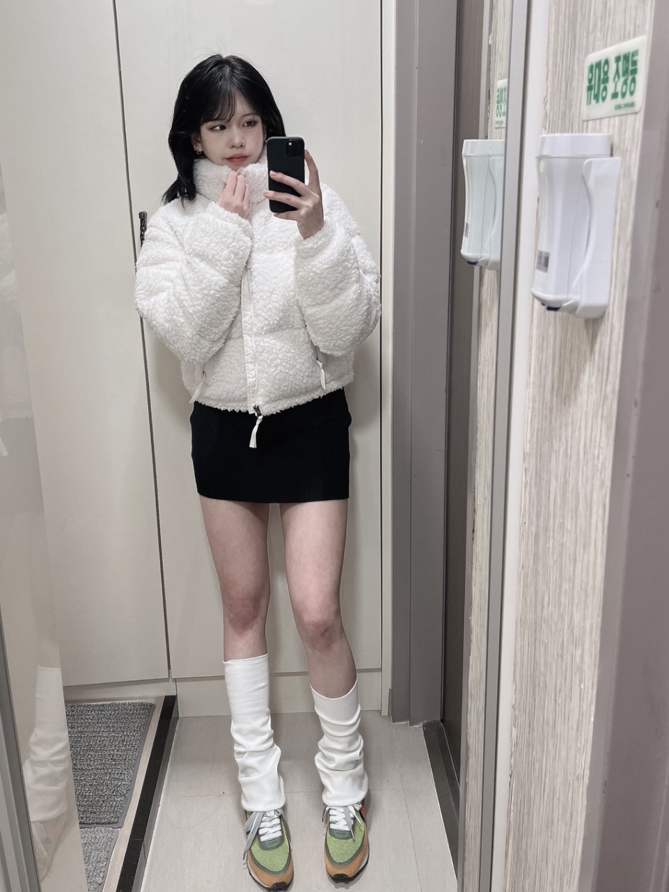 (W) The North Face Sherpa Nuptse Jacket White, Nike x Sacai LDWaffle Green Multi 착용 스타일 - 2