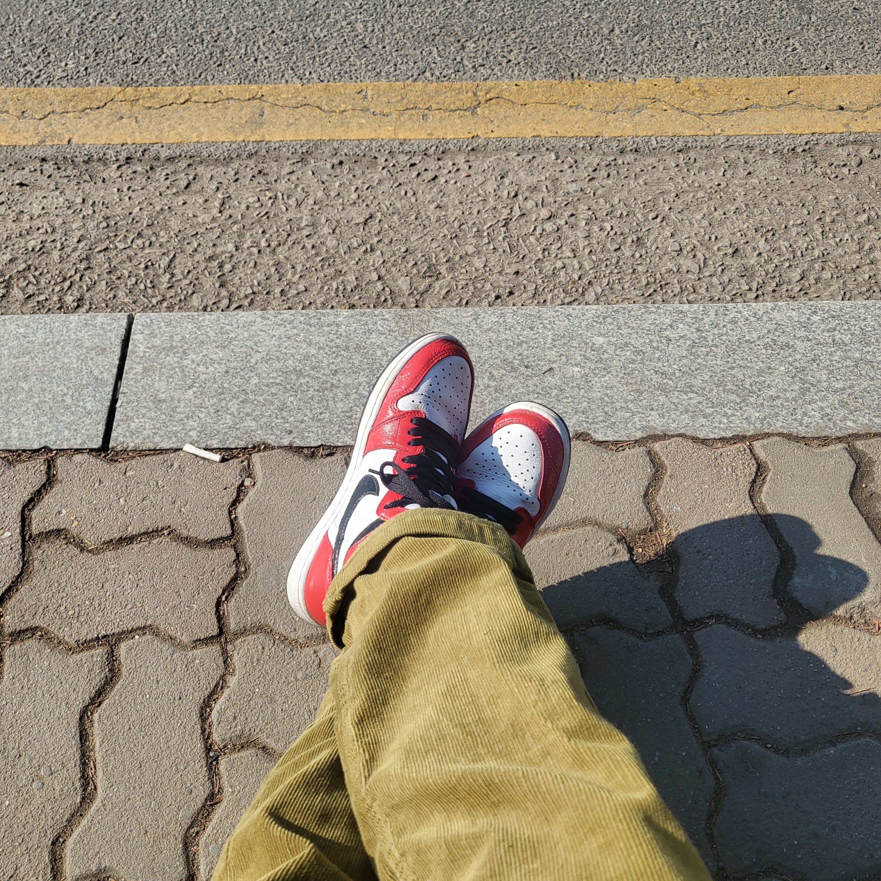 Jordan 1 Retro High OG Light Fusion Red 착용 스타일 - 2