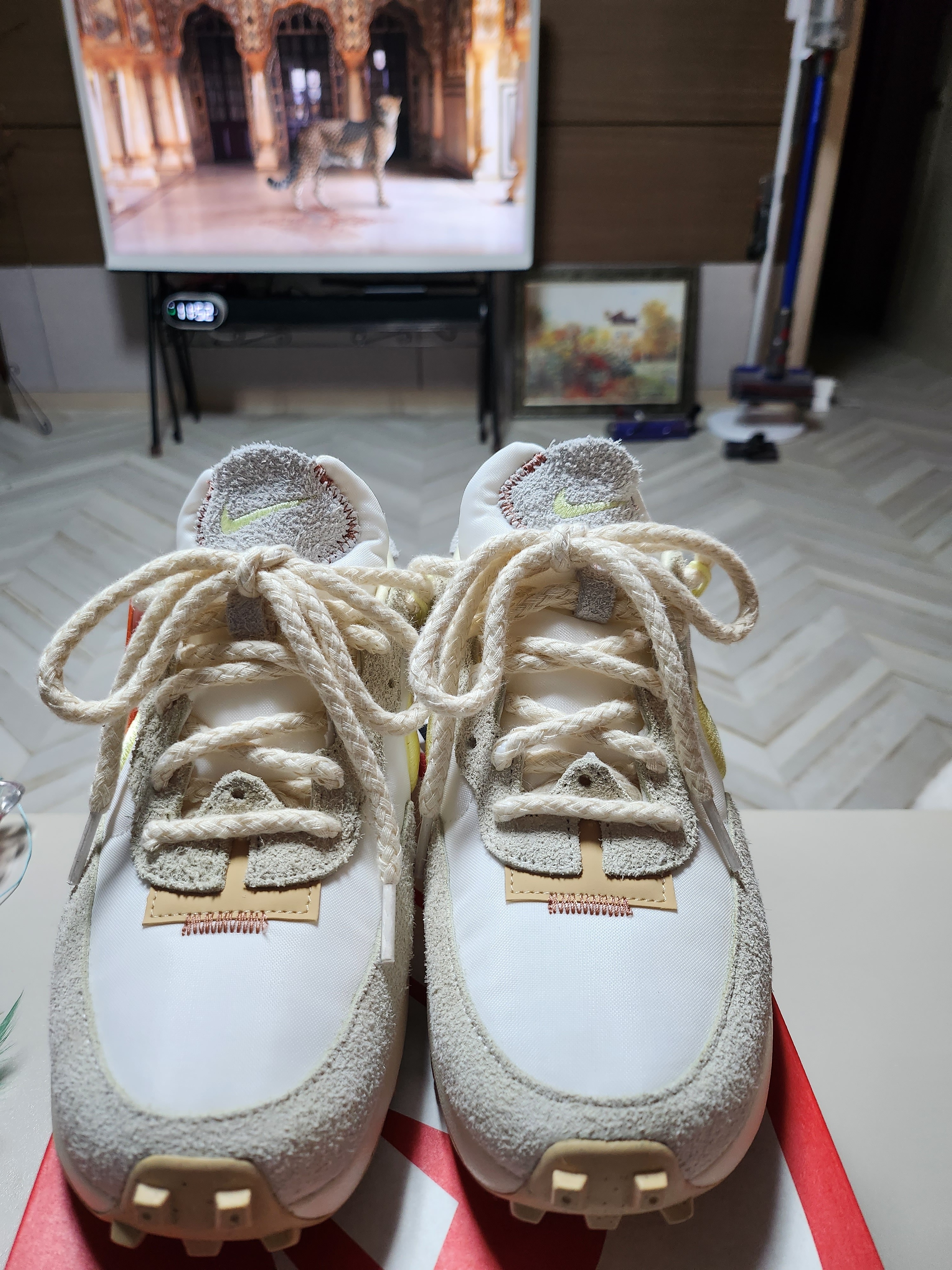 (W) Nike Fontanka Waffle Barely Volt 착용 스타일 - 2
