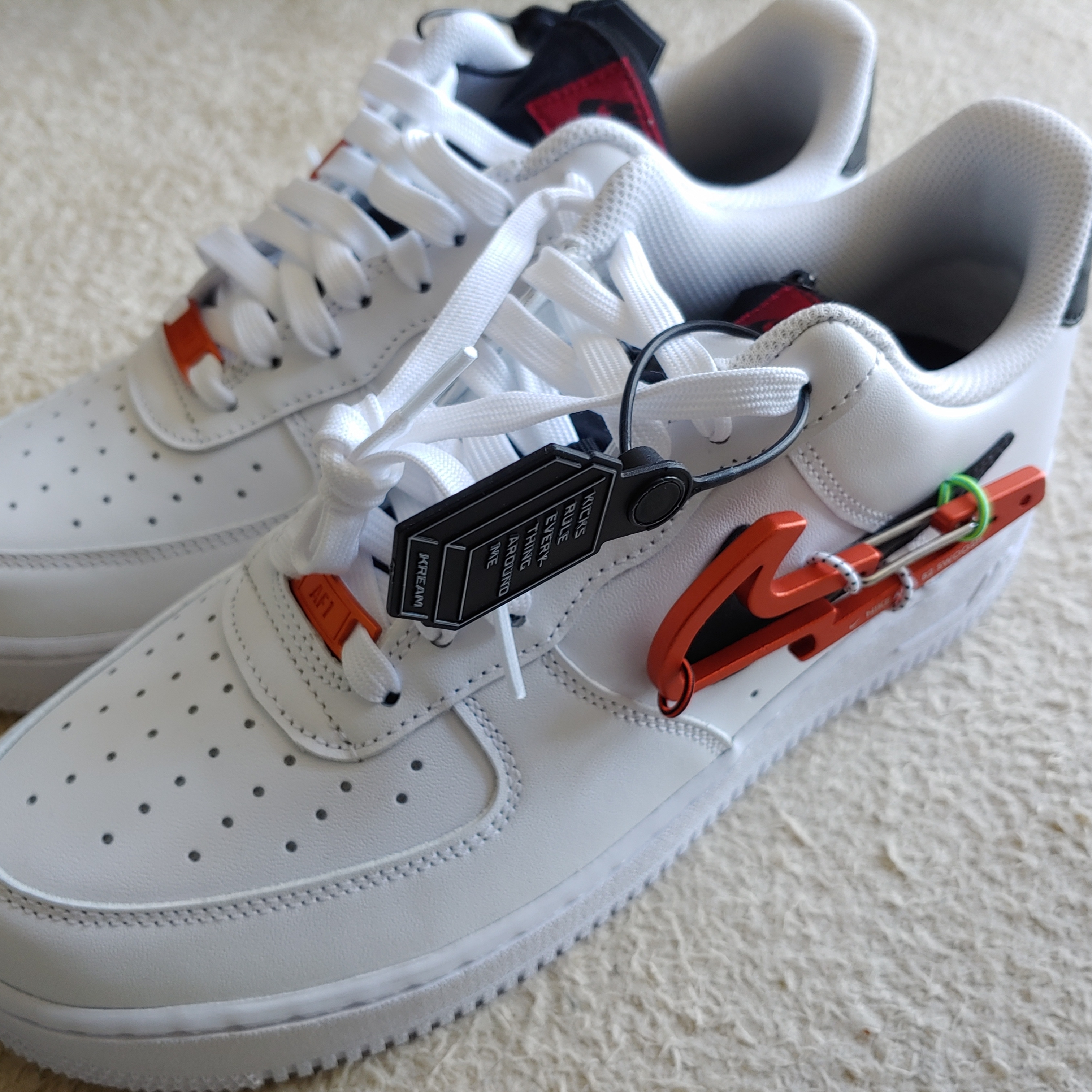 Nike Air Force 1 '07 PRM Carabiner Red 착용 스타일