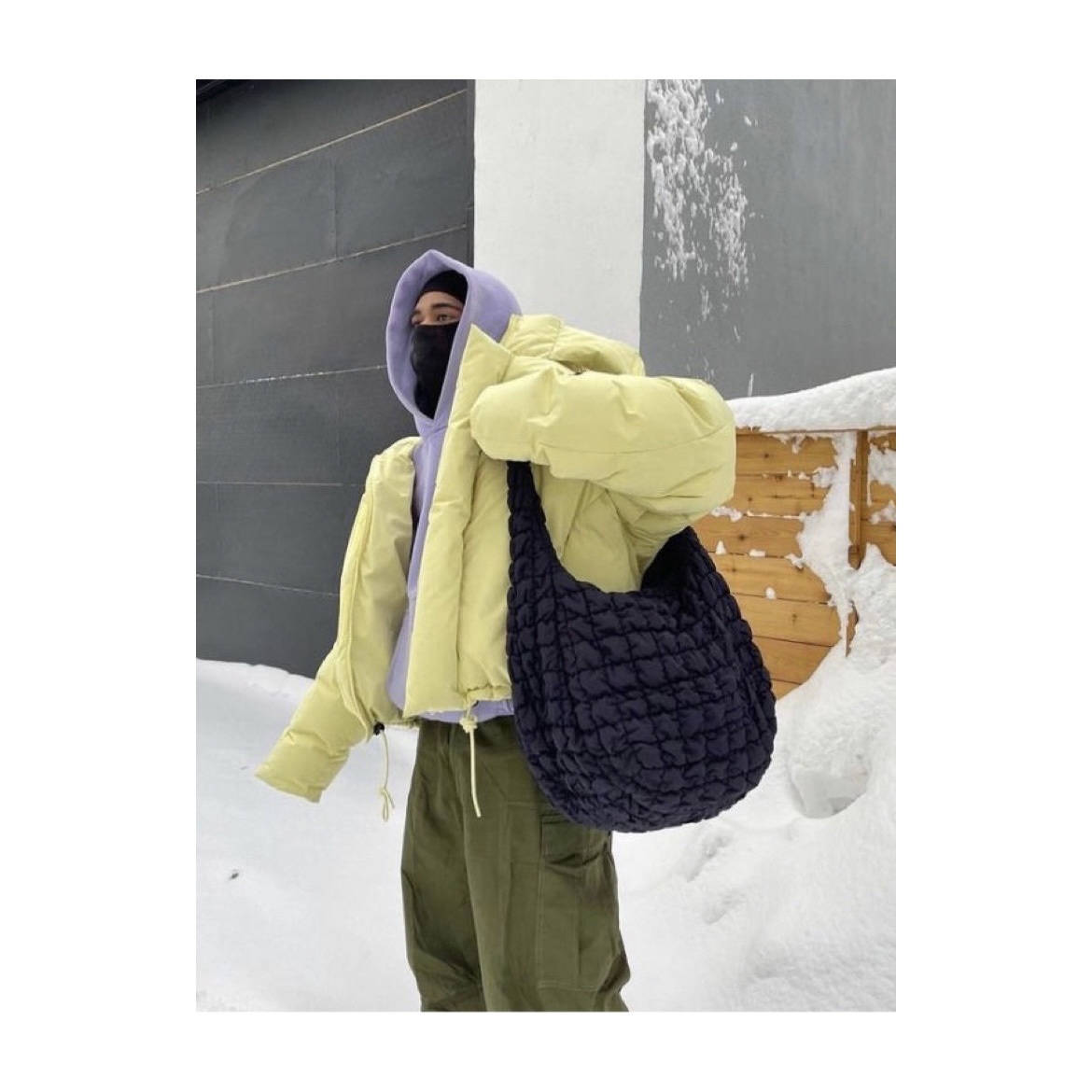 COS Quilted Oversized Shoulder Bag Black, COS Quilted Oversized Shoulder Bag Blue 착용 스타일 - 2