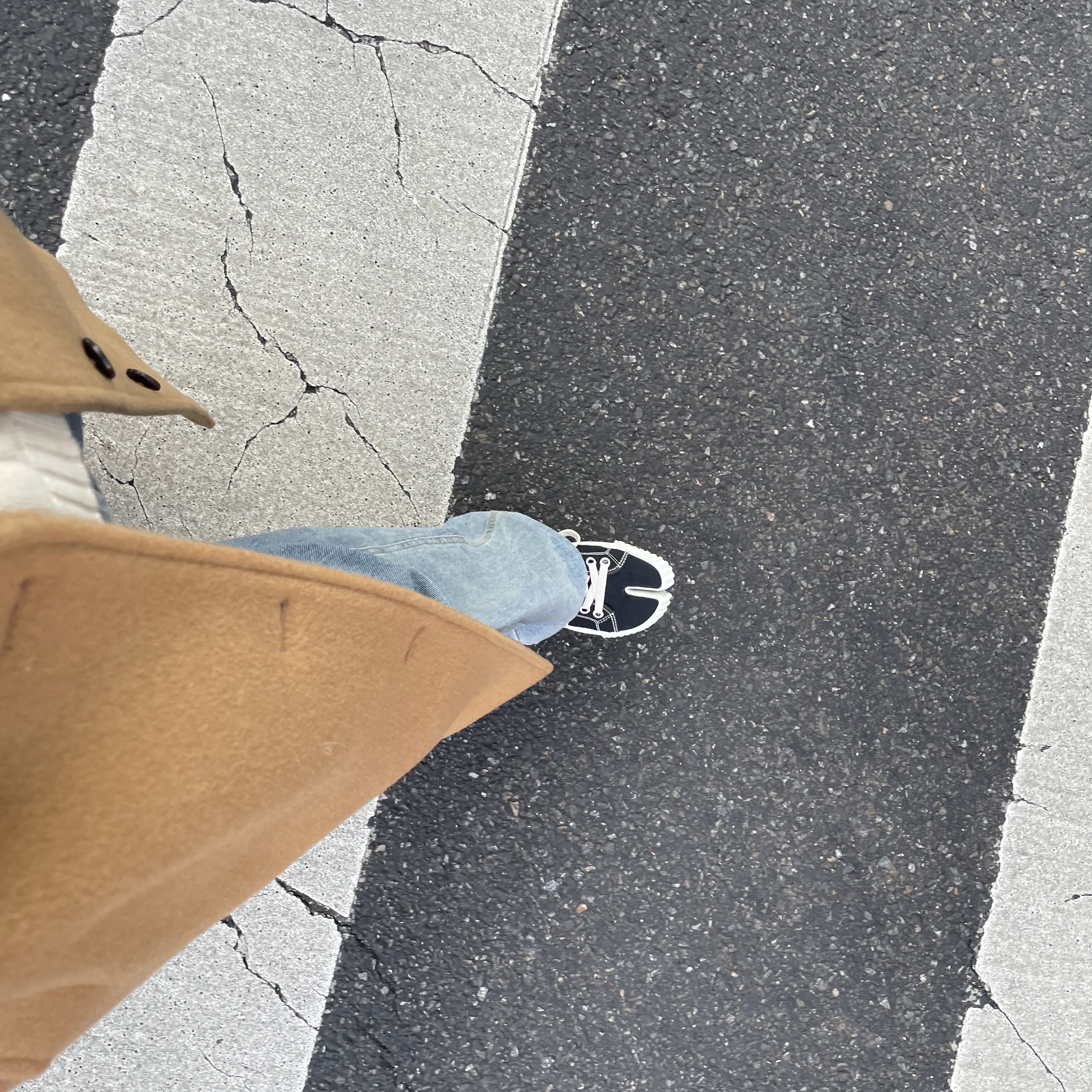 (W) Maison Margiela Tabi Low Canvas Sneakers Black, Lemaire Small Croissant Bag Soft Nappa Leather Dark Chocolate 착용 스타일 - 1