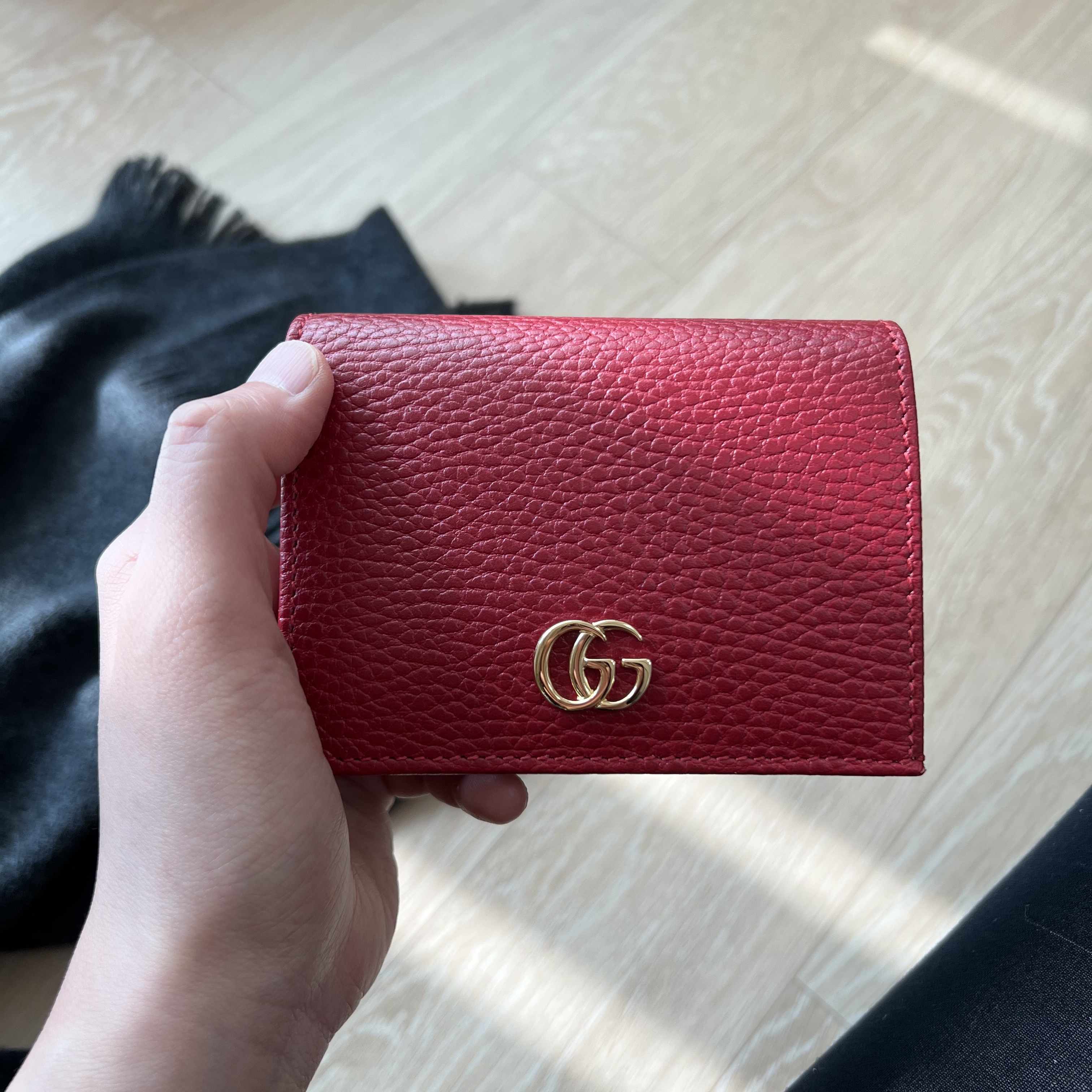Gucci GG Marmont Leather Card Case Wallet Hibiscus Red 착용 스타일 - 1