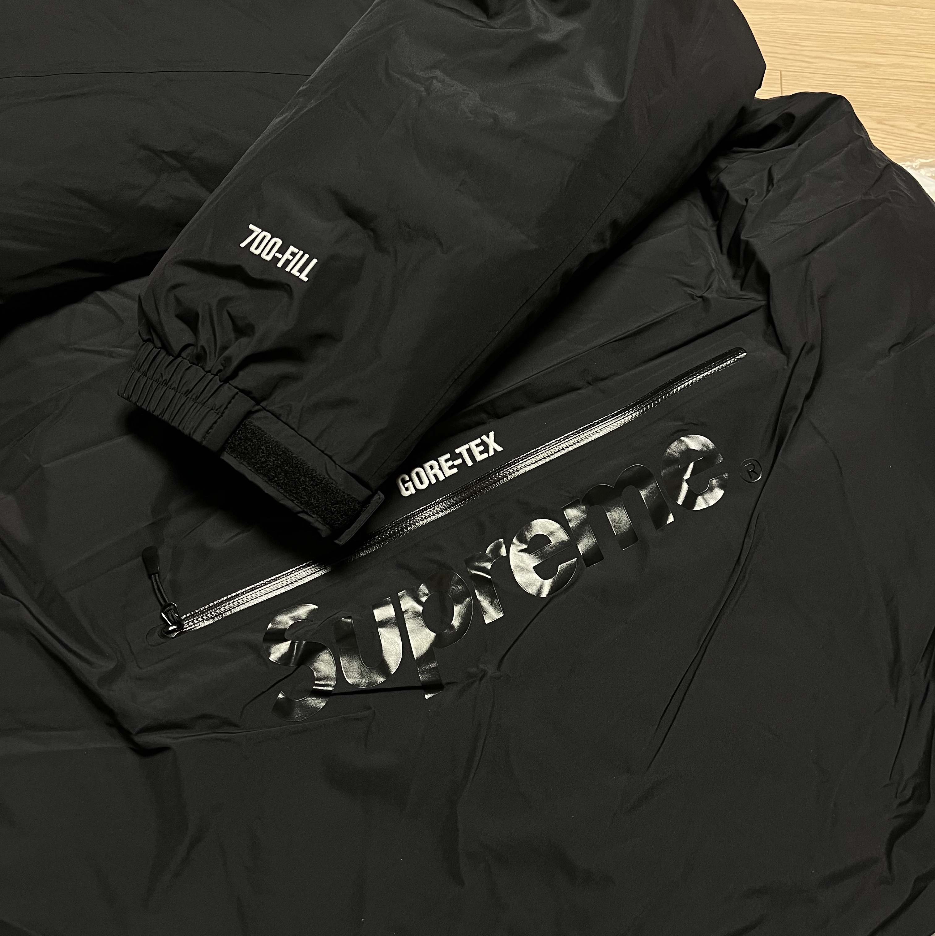 Supreme Gore-Tex 700-Fill Down Parka Black - 22FW 착용 스타일