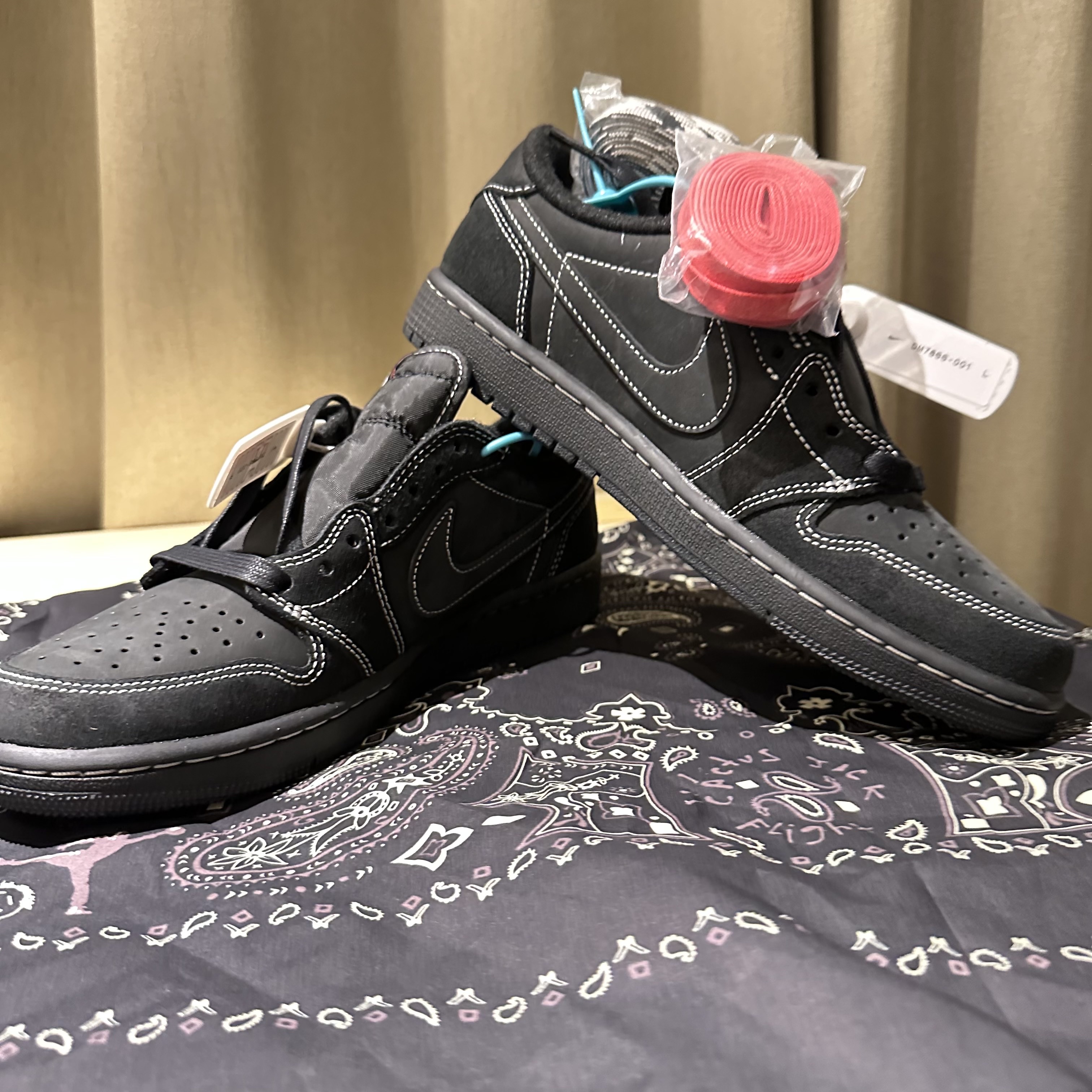 Jordan 1 x Travis Scott Retro Low OG SP Black Phantom 착용 스타일 - 3